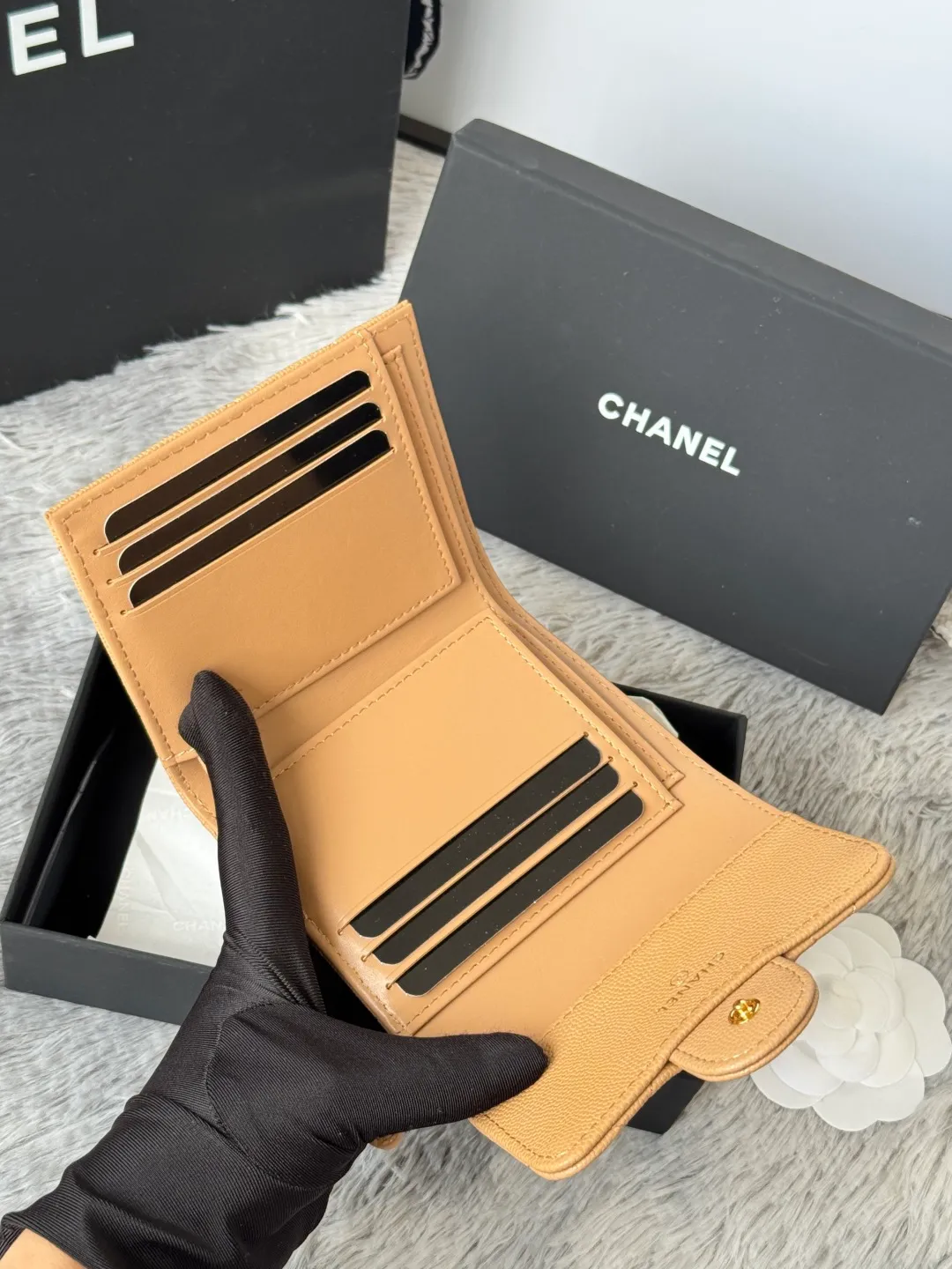 💰440💰 Made of calfskin, caviar, and cowhide, the CF short tri-fold wallet is now available! Chanel Grandma Xiang has 6 card slots, and there is a coin purse at the back, so you can put 2,000 Mao Zedong without any trouble at all! Delicate leather and gold hardware! Full of fashion sense, very fashionable, can be held in hand, can be put in the bag, very good for storage. Style number: 82288, size 10.5*11.5*3cm, color as shown in the picture, exclusive real shot