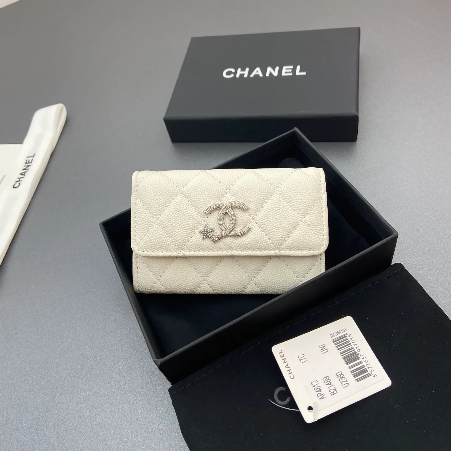 25b new series caviar cowhide with stars ⭐logo shiny blingblibg~card holder series item number: A 4812 price: 340 size: w11×h7cm color: white fine ball pattern silver star hardware