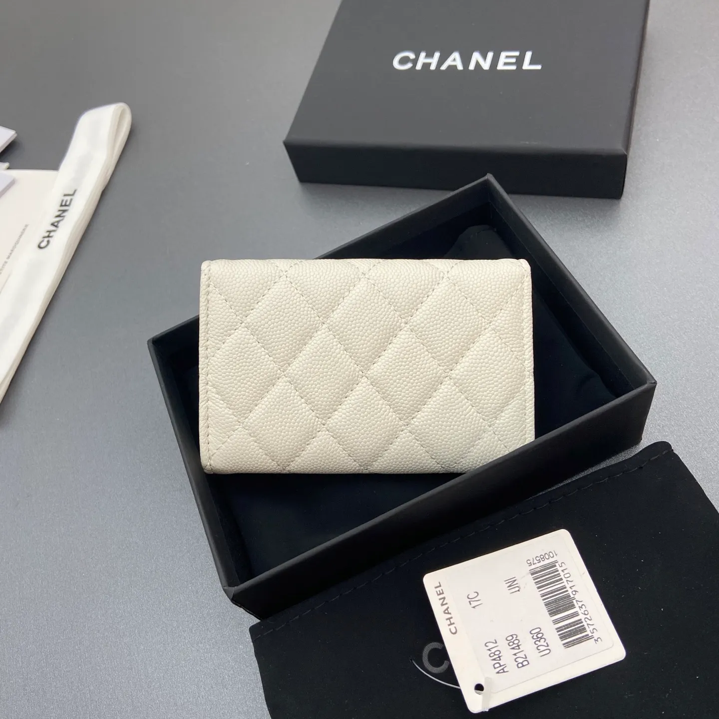 25b new series caviar cowhide with stars ⭐logo shiny blingblibg~card holder series item number: A 4812 price: 340 size: w11×h7cm color: white fine ball pattern silver star hardware