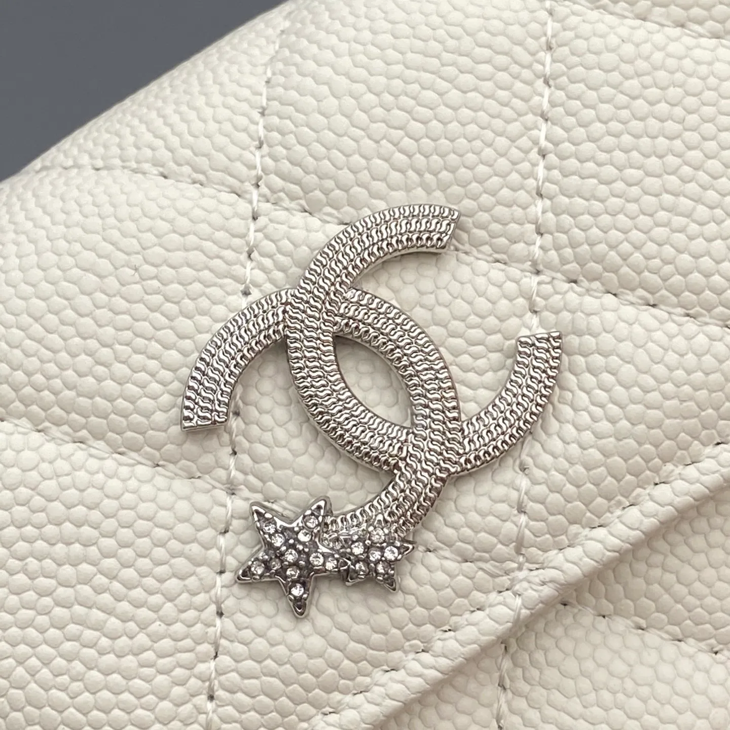 25b new series caviar cowhide with stars ⭐logo shiny blingblibg~card holder series item number: A 4812 price: 340 size: w11×h7cm color: white fine ball pattern silver star hardware
