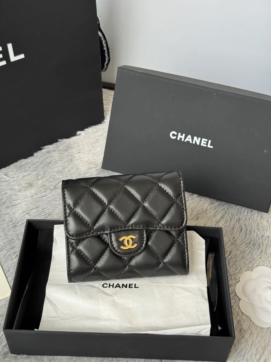 💰440💰 Lambskin CF short tri-fold wallet is now available! Chanel Grandma Xiang has 6 card slots, and there is a coin purse at the back, so you can put 2,000 Mao Zedong without any trouble at all! Delicate leather and gold hardware! Full of fashion sense, very fashionable, can be held in hand, can be put in the bag, very good for storage. Style number: 82288, size 10.5*11.5*3cm, color as shown in the picture, exclusive real shot