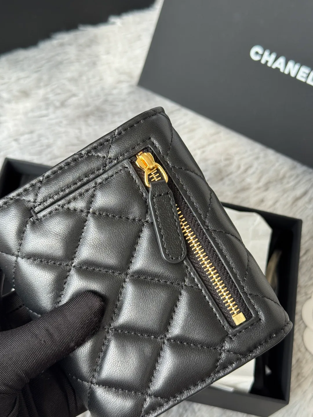 💰440💰 Lambskin CF short tri-fold wallet is now available! Chanel Grandma Xiang has 6 card slots, and there is a coin purse at the back, so you can put 2,000 Mao Zedong without any trouble at all! Delicate leather and gold hardware! Full of fashion sense, very fashionable, can be held in hand, can be put in the bag, very good for storage. Style number: 82288, size 10.5*11.5*3cm, color as shown in the picture, exclusive real shot