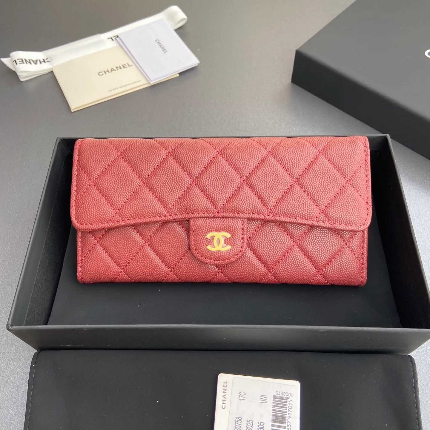 Xiaoxiang imported Italian grained calfskin Item number: A80758 Price: 460 Size: w19×h10.5×3cm Color: Burgundy fine ball grain leather Gold steel mark