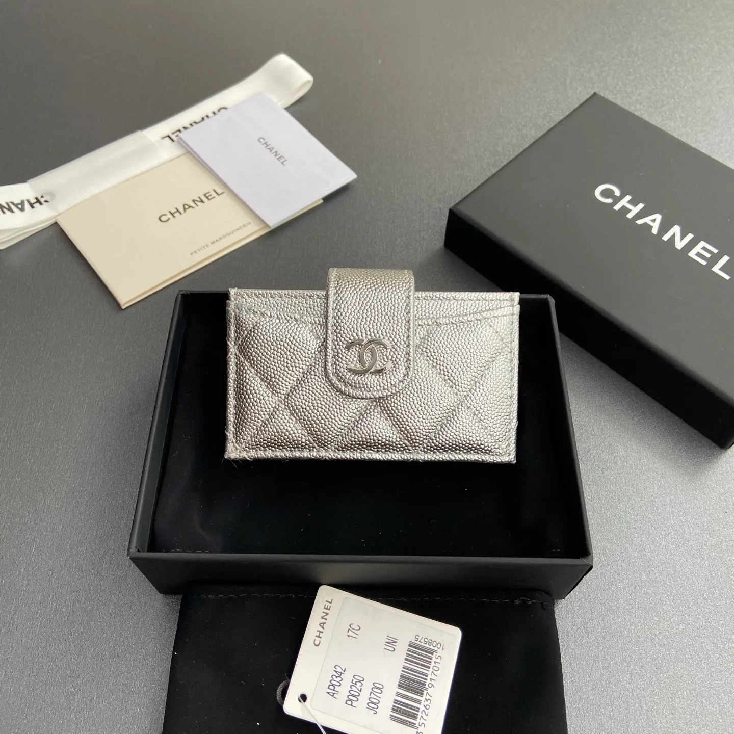 [Special grade hardware original leather] ¥400 Small fragrant organ multi-card slot card holder series with iconic metal logo Silver tone metal hardware, special Italian imported leather 6 card slots No.: 0342 Silver sheepskin silver steel mark Size: w10×h6×2cm