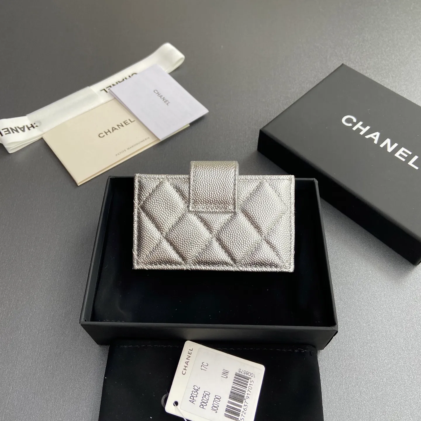 [Special grade hardware original leather] ¥400 Small fragrant organ multi-card slot card holder series with iconic metal logo Silver tone metal hardware, special Italian imported leather 6 card slots No.: 0342 Silver sheepskin silver steel mark Size: w10×h6×2cm
