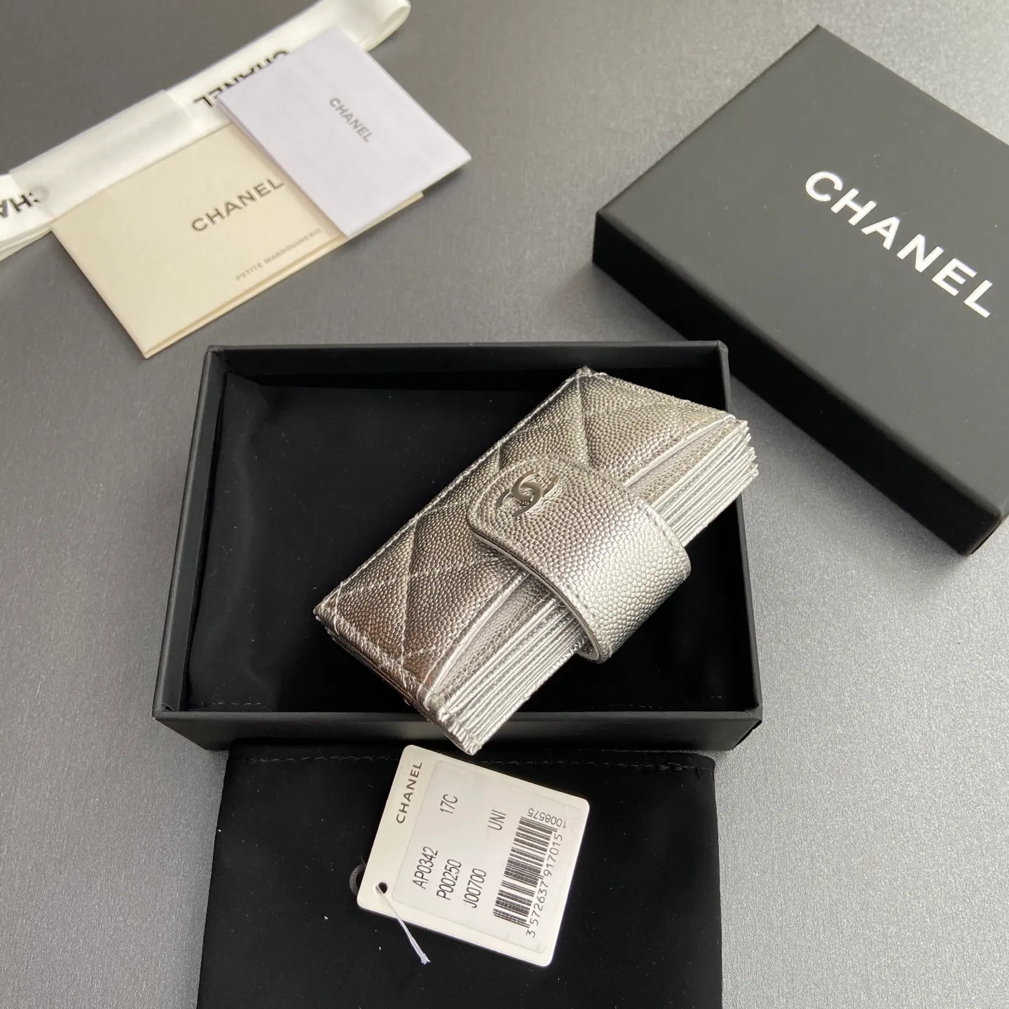 [Special grade hardware original leather] ¥400 Small fragrant organ multi-card slot card holder series with iconic metal logo Silver tone metal hardware, special Italian imported leather 6 card slots No.: 0342 Silver sheepskin silver steel mark Size: w10×h6×2cm
