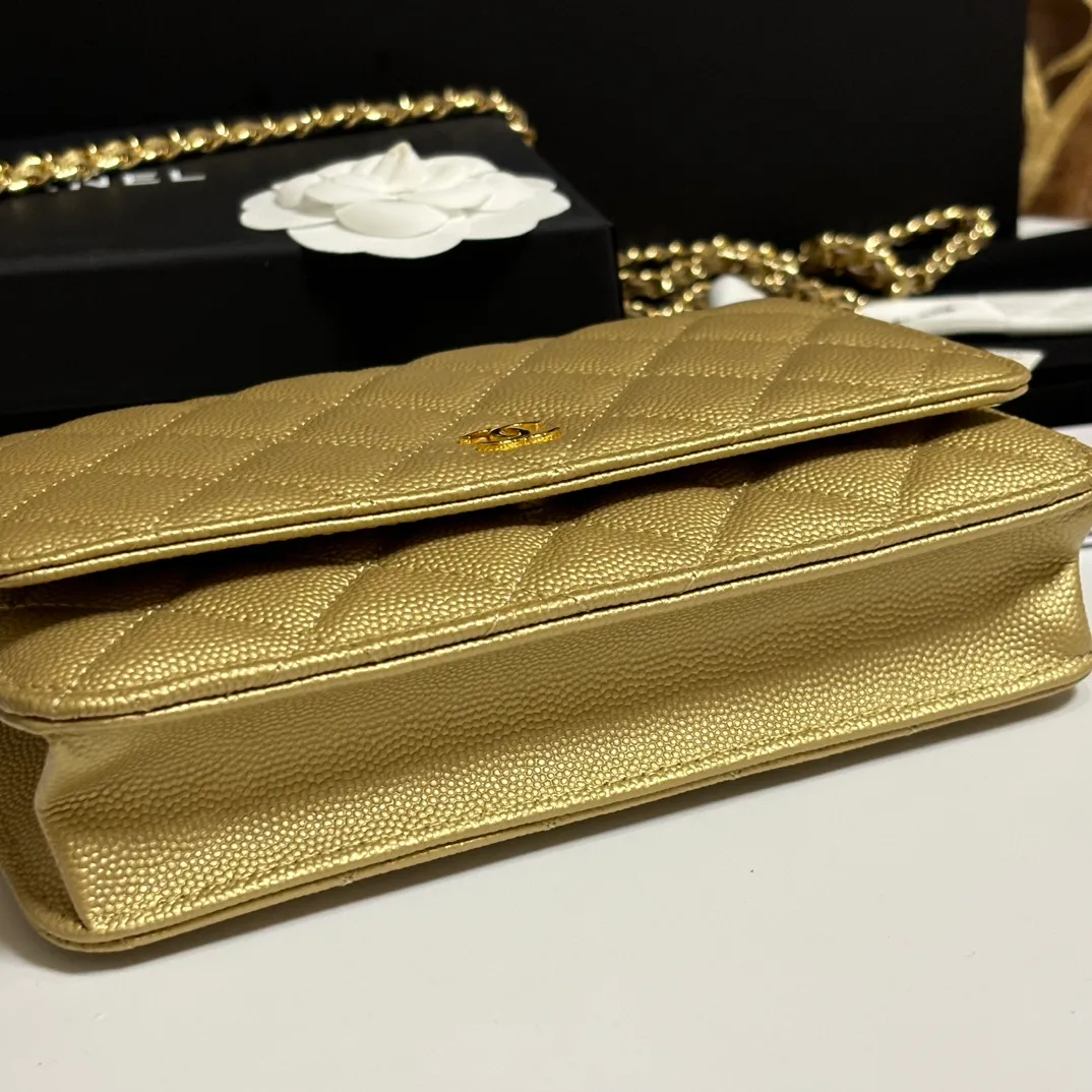 💰640 upgraded version of CHANE WOC chain bag💦Model number Ap500! ! ! Different from the previous classics, the current model uses suction buckles, which is more convenient.... One piece of leather to the end [Color] [Color] [Color] Top leather hardware, original quality! The details are so beautiful and the complete package! Size 19.5*12*3.5cm