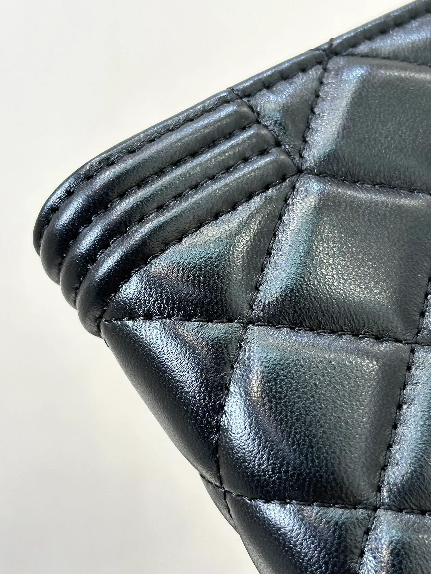 80286 Sheepskin real shot, you can experience it, high-end texture experience! The level of detail is perfect. The bag is made of lambskin fabric imported from Italy, ensuring that every rhombus is full and consistent! The rhombus patterns of the bags are all made using imported computer machines, ensuring 100% perfection and zero error!