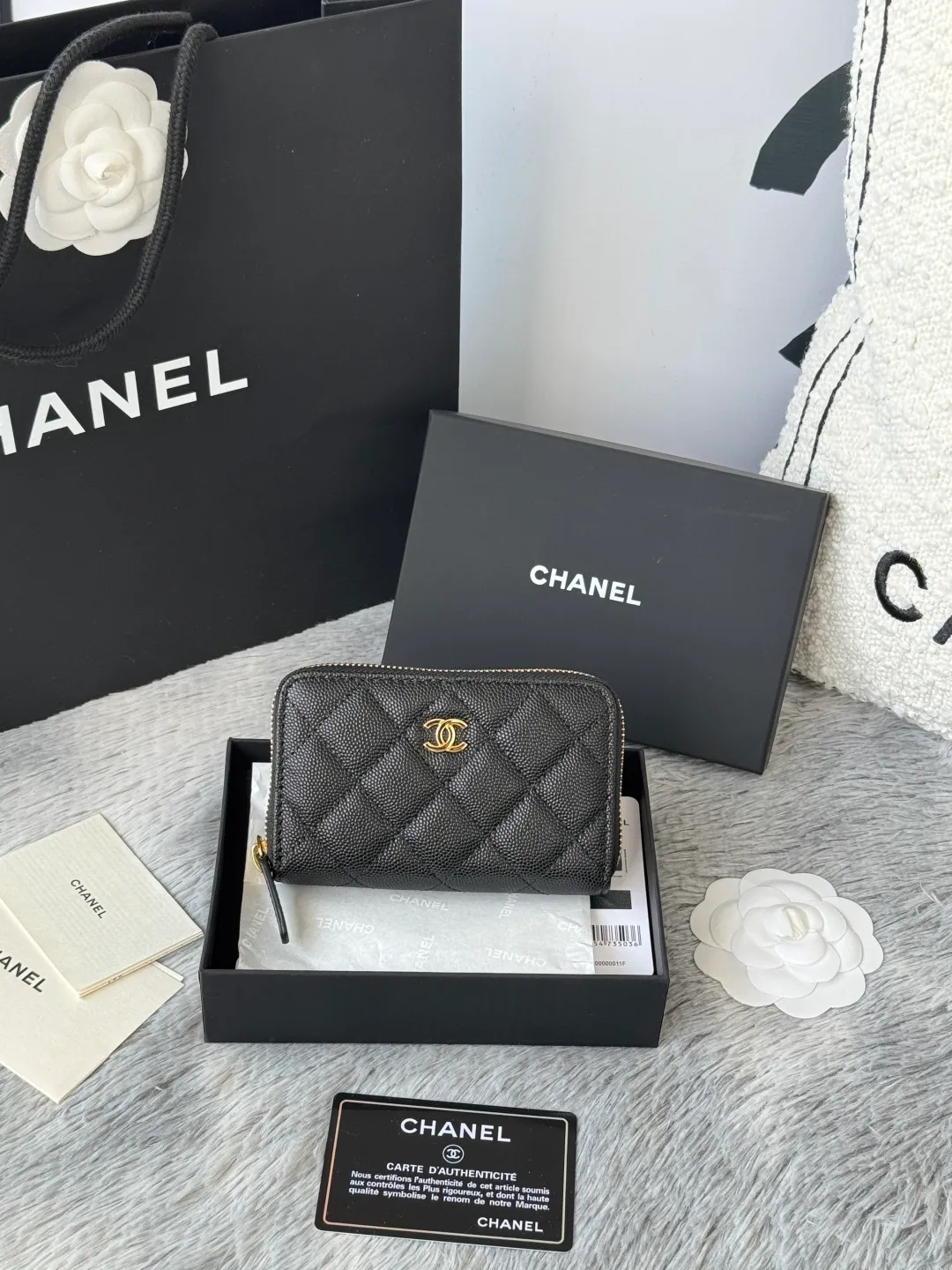 Medium size 💰360💰 finally arrived, chanel 25c oversized zipper bag with zipper inside. First place to eat melon. Large black gold cow coin purse with inner zipper. Made of caviar cowhide. Ginza sa is great. Enthusiastic and patient. I picked up a bunch of black gold card holders. There are several popular coin purses. I went for the L-shaped zipper coin purse. I tried it on the spot. My nails are a little difficult to insert cards. The 25c model is enlarged and looks great. The upgraded version is very practical. Buy it quickly! chanel25c chanel coin purse chanel card holder card holder recommended zipper coin purse chanel number: 3686 (0112) 25c size: 12*5cmx8cmx2cm