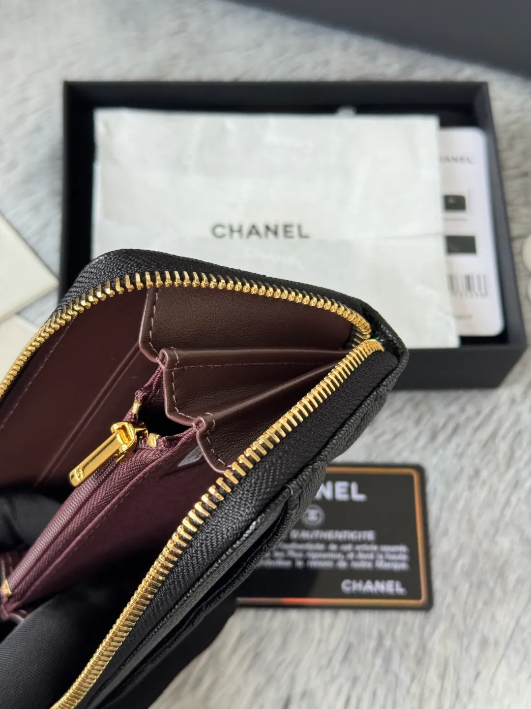 Medium size 💰360💰 finally arrived, chanel 25c oversized zipper bag with zipper inside. First place to eat melon. Large black gold cow coin purse with inner zipper. Made of caviar cowhide. Ginza sa is great. Enthusiastic and patient. I picked up a bunch of black gold card holders. There are several popular coin purses. I went for the L-shaped zipper coin purse. I tried it on the spot. My nails are a little difficult to insert cards. The 25c model is enlarged and looks great. The upgraded version is very practical. Buy it quickly! chanel25c chanel coin purse chanel card holder card holder recommended zipper coin purse chanel number: 3686 (0112) 25c size: 12*5cmx8cmx2cm