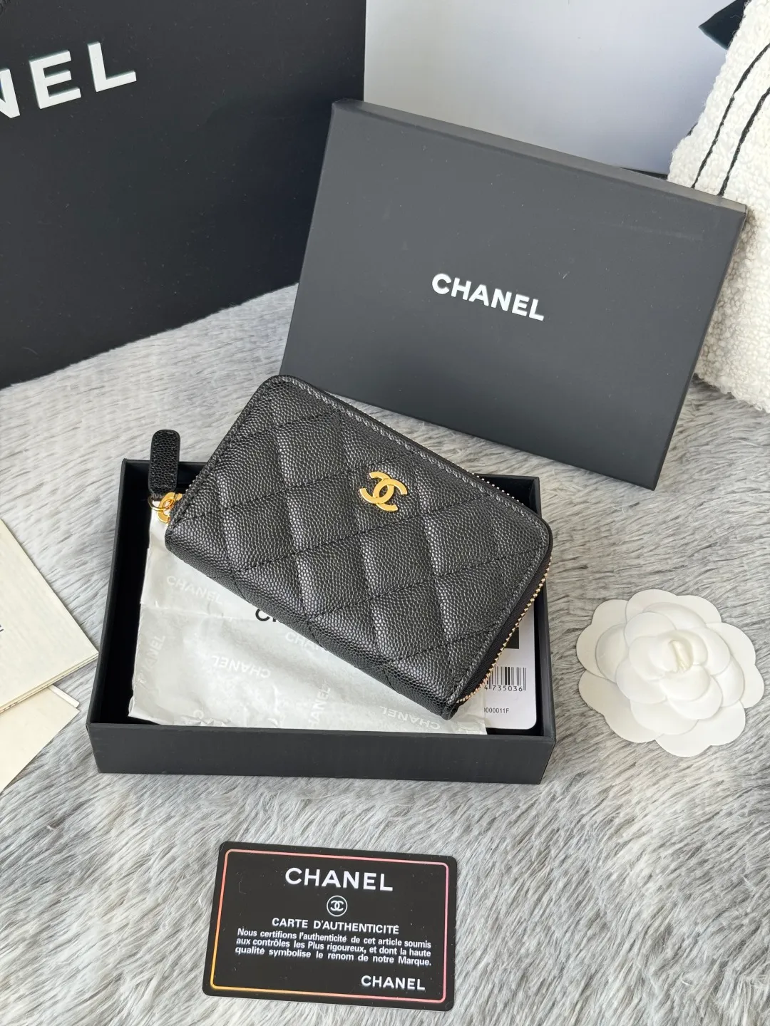 Medium size 💰360💰 finally arrived, chanel 25c oversized zipper bag with zipper inside. First place to eat melon. Large black gold cow coin purse with inner zipper. Made of caviar cowhide. Ginza sa is great. Enthusiastic and patient. I picked up a bunch of black gold card holders. There are several popular coin purses. I went for the L-shaped zipper coin purse. I tried it on the spot. My nails are a little difficult to insert cards. The 25c model is enlarged and looks great. The upgraded version is very practical. Buy it quickly! chanel25c chanel coin purse chanel card holder card holder recommended zipper coin purse chanel number: 3686 (0112) 25c size: 12*5cmx8cmx2cm