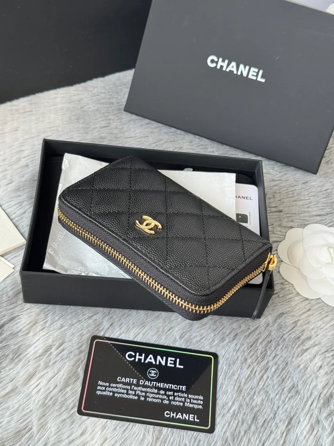Medium size 💰360💰 finally arrived, chanel 25c oversized zipper bag with zipper inside. First place to eat melon. Large black gold cow coin purse with inner zipper. Made of caviar cowhide. Ginza sa is great. Enthusiastic and patient. I picked up a bunch of black gold card holders. There are several popular coin purses. I went for the L-shaped zipper coin purse. I tried it on the spot. My nails are a little difficult to insert cards. The 25c model is enlarged and looks great. The upgraded version is very practical. Buy it quickly! chanel25c chanel coin purse chanel card holder card holder recommended zipper coin purse chanel number: 3686 (0112) 25c size: 12*5cmx8cmx2cm