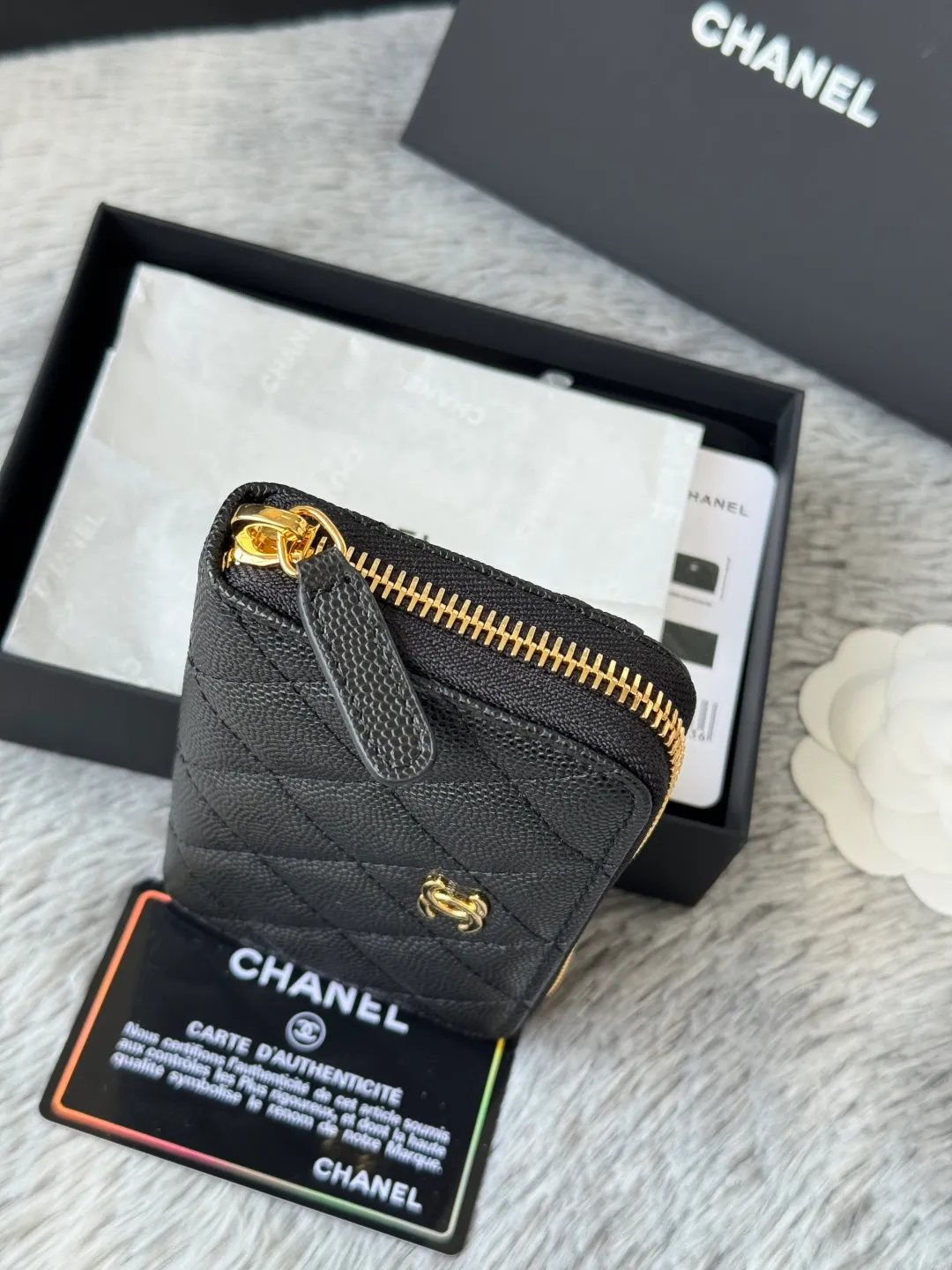 Medium size 💰360💰 finally arrived, chanel 25c oversized zipper bag with zipper inside. First place to eat melon. Large black gold cow coin purse with inner zipper. Made of caviar cowhide. Ginza sa is great. Enthusiastic and patient. I picked up a bunch of black gold card holders. There are several popular coin purses. I went for the L-shaped zipper coin purse. I tried it on the spot. My nails are a little difficult to insert cards. The 25c model is enlarged and looks great. The upgraded version is very practical. Buy it quickly! chanel25c chanel coin purse chanel card holder card holder recommended zipper coin purse chanel number: 3686 (0112) 25c size: 12*5cmx8cmx2cm