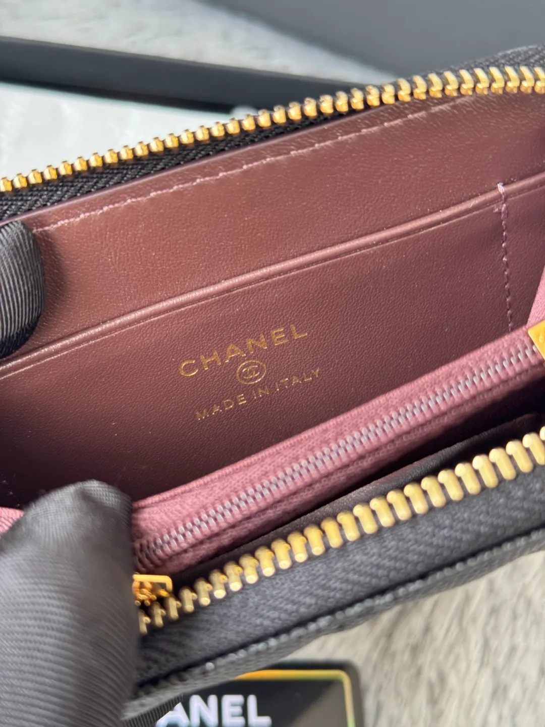 Medium size 💰360💰 finally arrived, chanel 25c oversized zipper bag with zipper inside. First place to eat melon. Large black gold cow coin purse with inner zipper. Made of caviar cowhide. Ginza sa is great. Enthusiastic and patient. I picked up a bunch of black gold card holders. There are several popular coin purses. I went for the L-shaped zipper coin purse. I tried it on the spot. My nails are a little difficult to insert cards. The 25c model is enlarged and looks great. The upgraded version is very practical. Buy it quickly! chanel25c chanel coin purse chanel card holder card holder recommended zipper coin purse chanel number: 3686 (0112) 25c size: 12*5cmx8cmx2cm