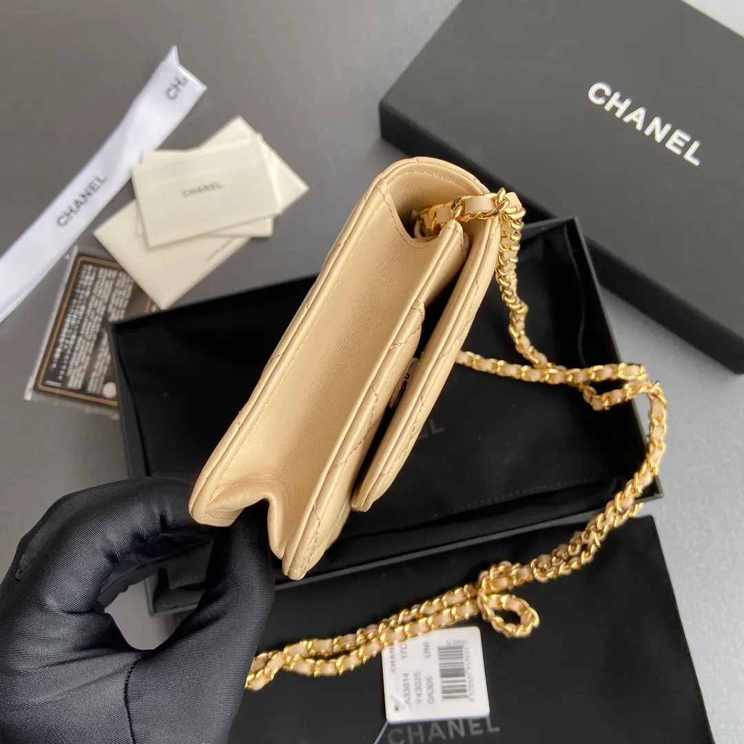 Xiaoxiang imported Italian lambskin Item number: A33814 Price: 600 Size: w20×h13×d3.5cm Color: apricot lambskin gold steel mark