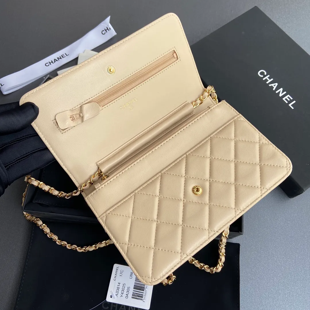 Xiaoxiang imported Italian lambskin Item number: A33814 Price: 600 Size: w20×h13×d3.5cm Color: apricot lambskin gold steel mark