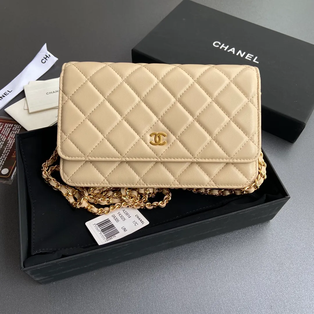 Xiaoxiang imported Italian lambskin Item number: A33814 Price: 600 Size: w20×h13×d3.5cm Color: apricot lambskin gold steel mark