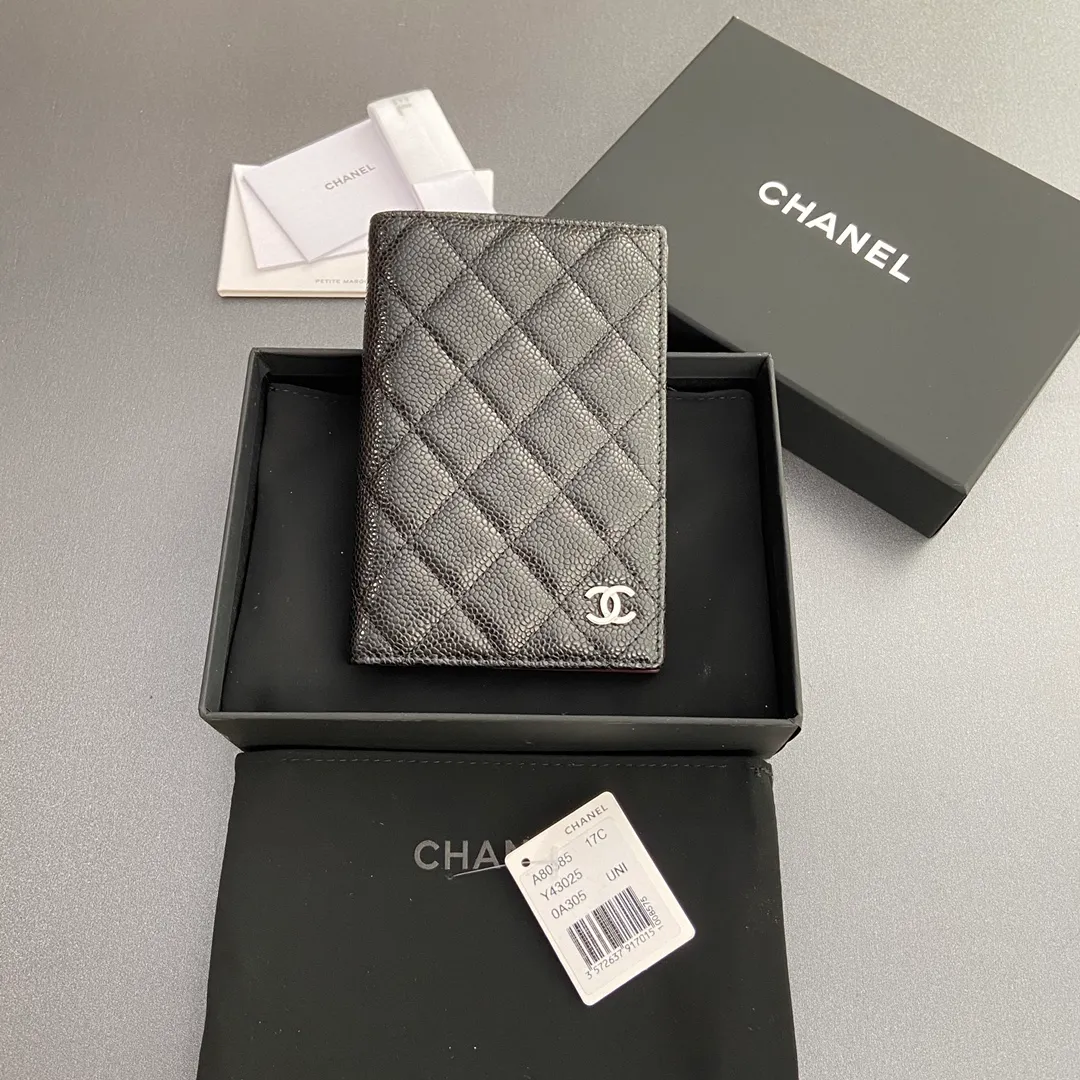 [Special grade hardware original leather] ¥300 fragrant passport holder series Quilted card holder with iconic metal logo Silver tone metal hardware, special Italian imported leather 4 card slots, 1 passport holder Number: 80385 Size: w10×h15×d2cm