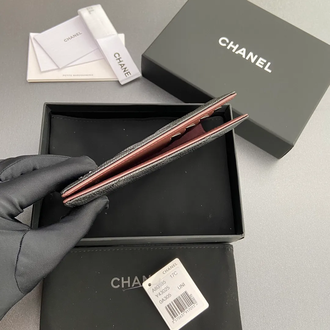 [Special grade hardware original leather] ¥300 fragrant passport holder series Quilted card holder with iconic metal logo Silver tone metal hardware, special Italian imported leather 4 card slots, 1 passport holder Number: 80385 Size: w10×h15×d2cm