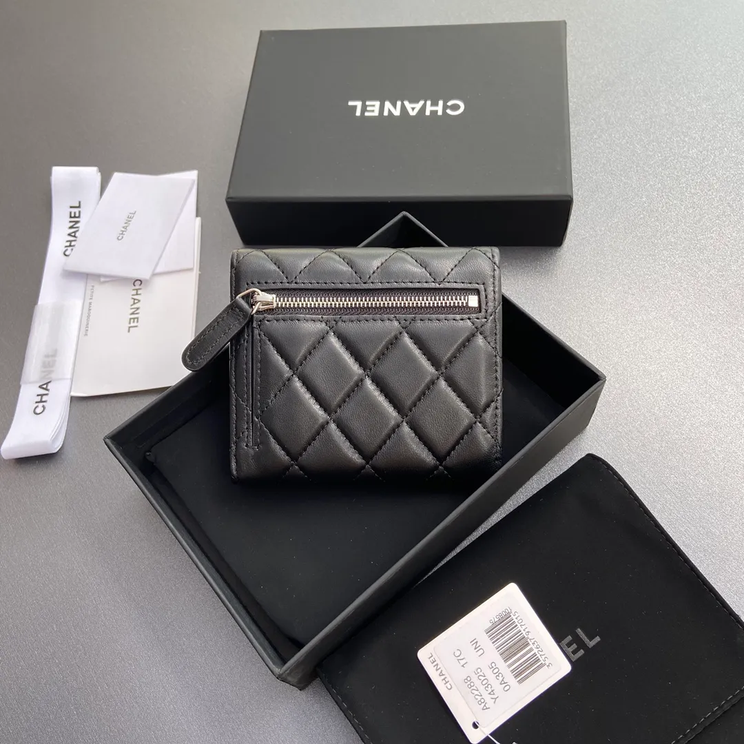 [Imported leather from Italy] ¥440 Special black sheep leather Silver tone metal hardware 6 card slots 1 banknote compartment 1 coin zipper bag No.: 82288 Size: w10.5×h11.5×d3cm