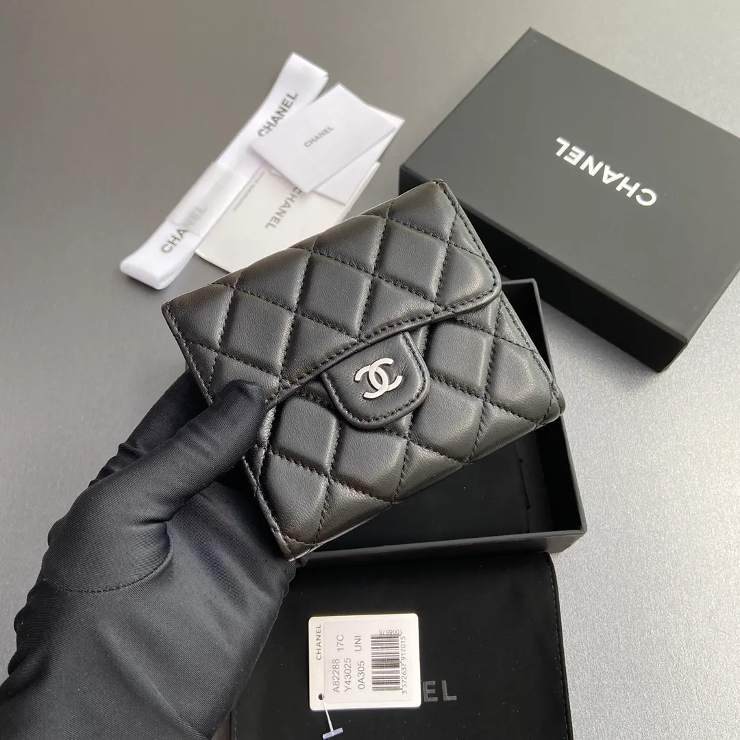 [Imported leather from Italy] ¥440 Special black sheep leather Silver tone metal hardware 6 card slots 1 banknote compartment 1 coin zipper bag No.: 82288 Size: w10.5×h11.5×d3cm