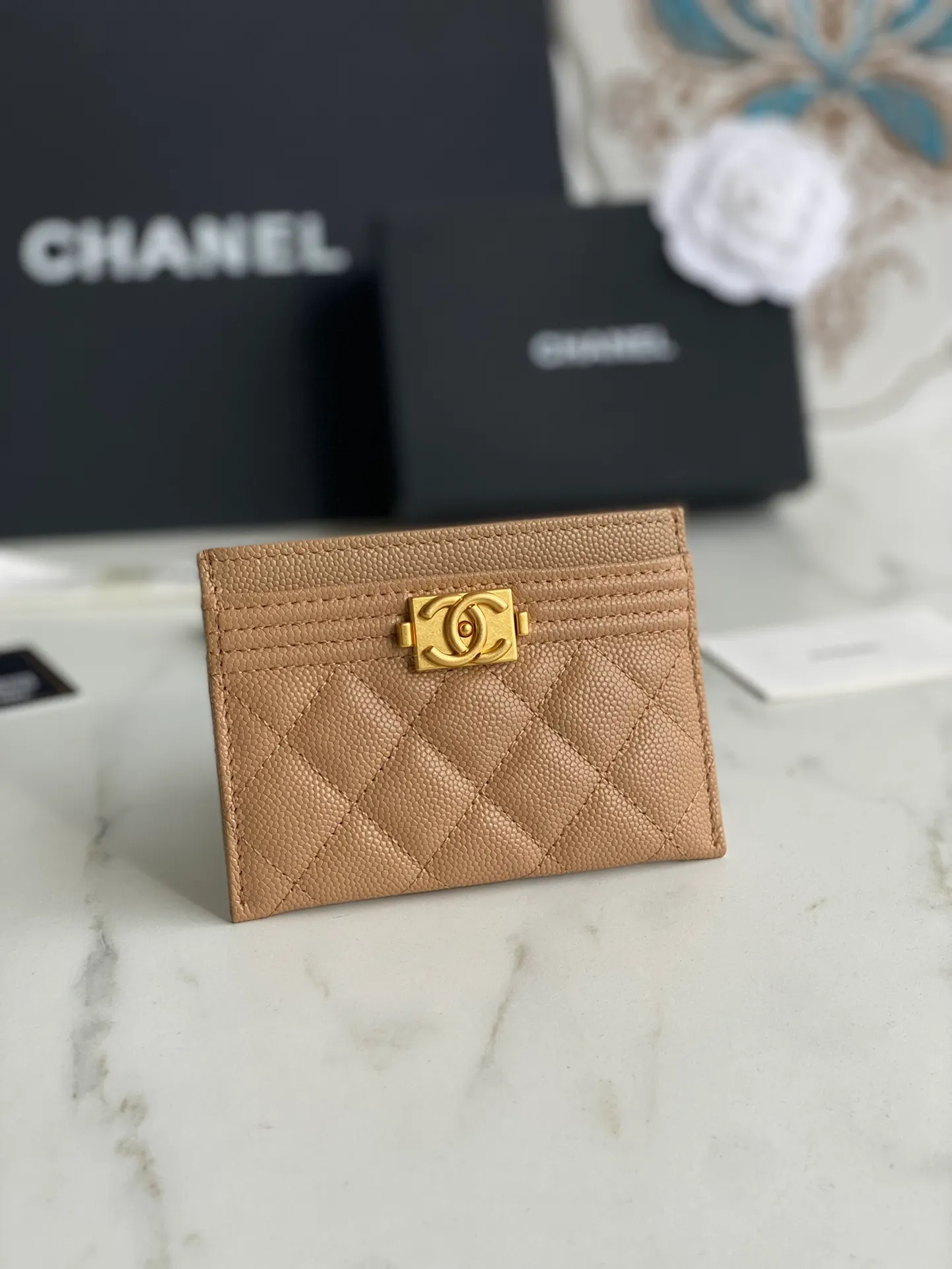 220💰[Original quality][With serial code] CHANEL’s new leboy card holder has arrived! The imported rhombus pattern is very attractive! The retro gilt buckle has an old-fashioned feel and is very fashionable and retro❤️This small card holder is very cost-effective and you can also put some change in the three card slots👍Model number: 84431 Size: 11×7.5×1cm