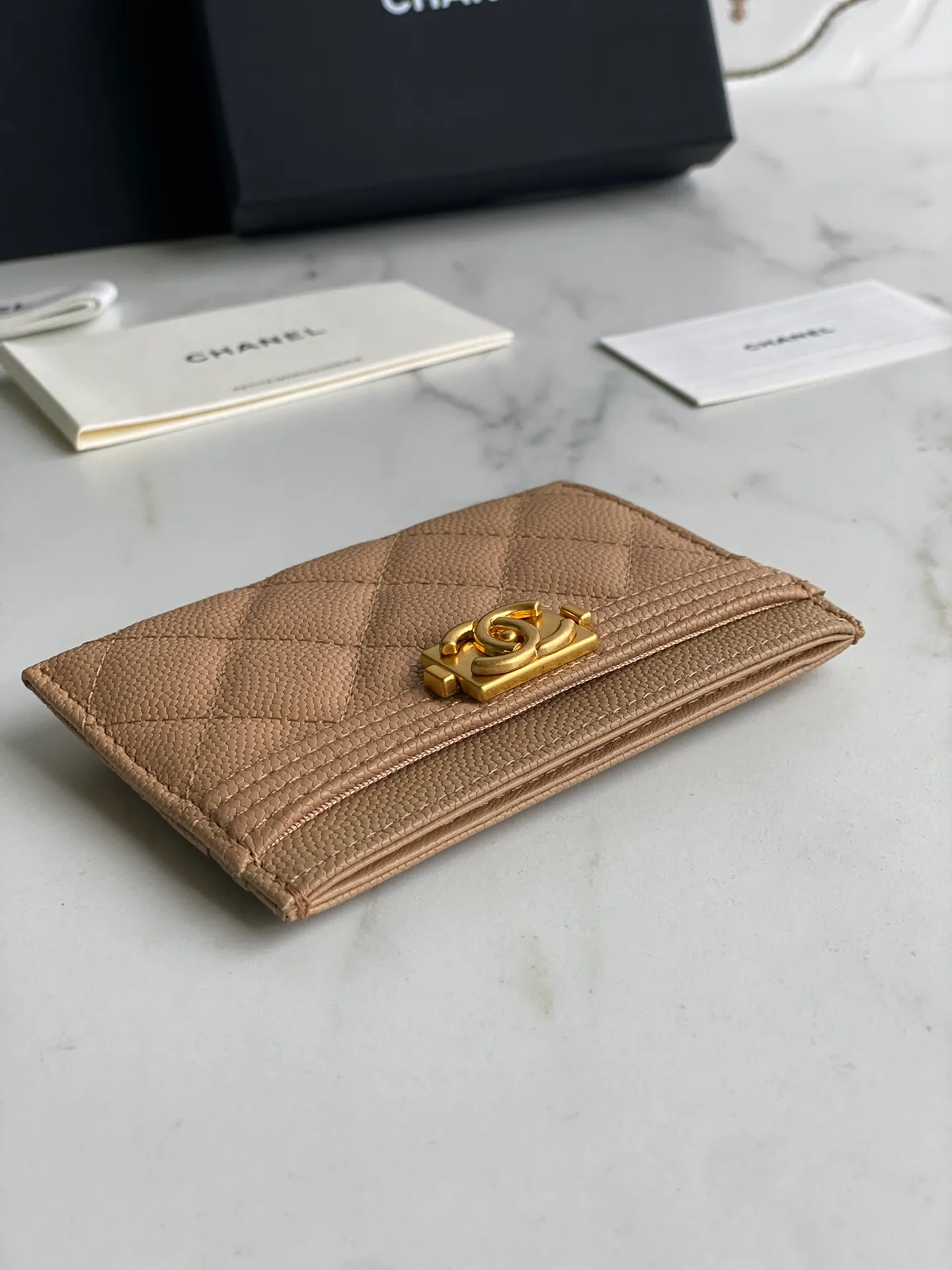 220💰[Original quality][With serial code] CHANEL’s new leboy card holder has arrived! The imported rhombus pattern is very attractive! The retro gilt buckle has an old-fashioned feel and is very fashionable and retro❤️This small card holder is very cost-effective and you can also put some change in the three card slots👍Model number: 84431 Size: 11×7.5×1cm