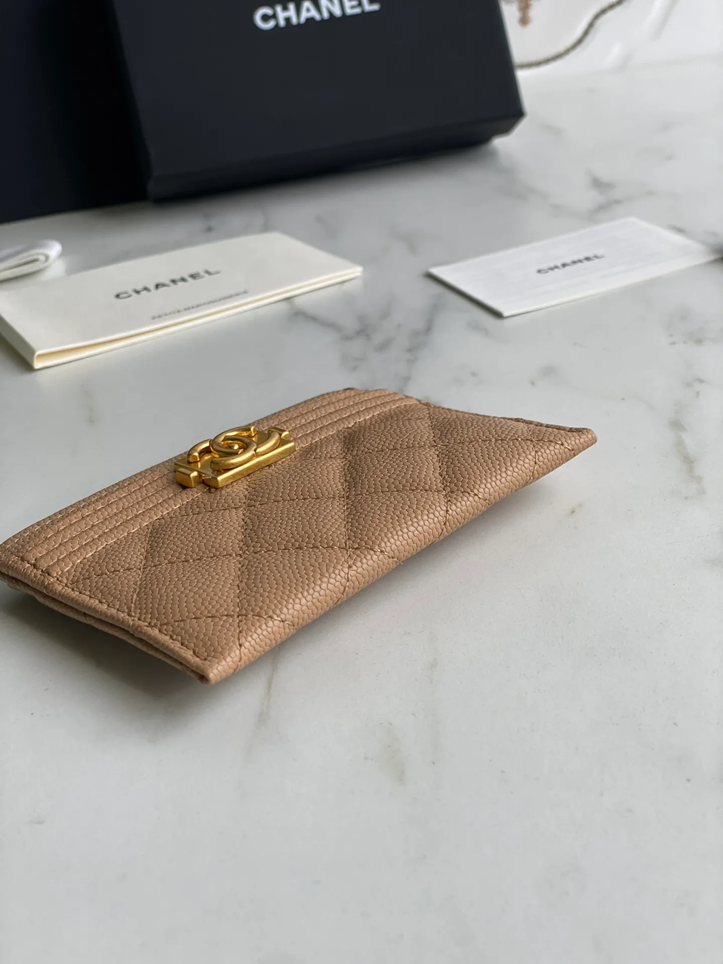 220💰[Original quality][With serial code] CHANEL’s new leboy card holder has arrived! The imported rhombus pattern is very attractive! The retro gilt buckle has an old-fashioned feel and is very fashionable and retro❤️This small card holder is very cost-effective and you can also put some change in the three card slots👍Model number: 84431 Size: 11×7.5×1cm