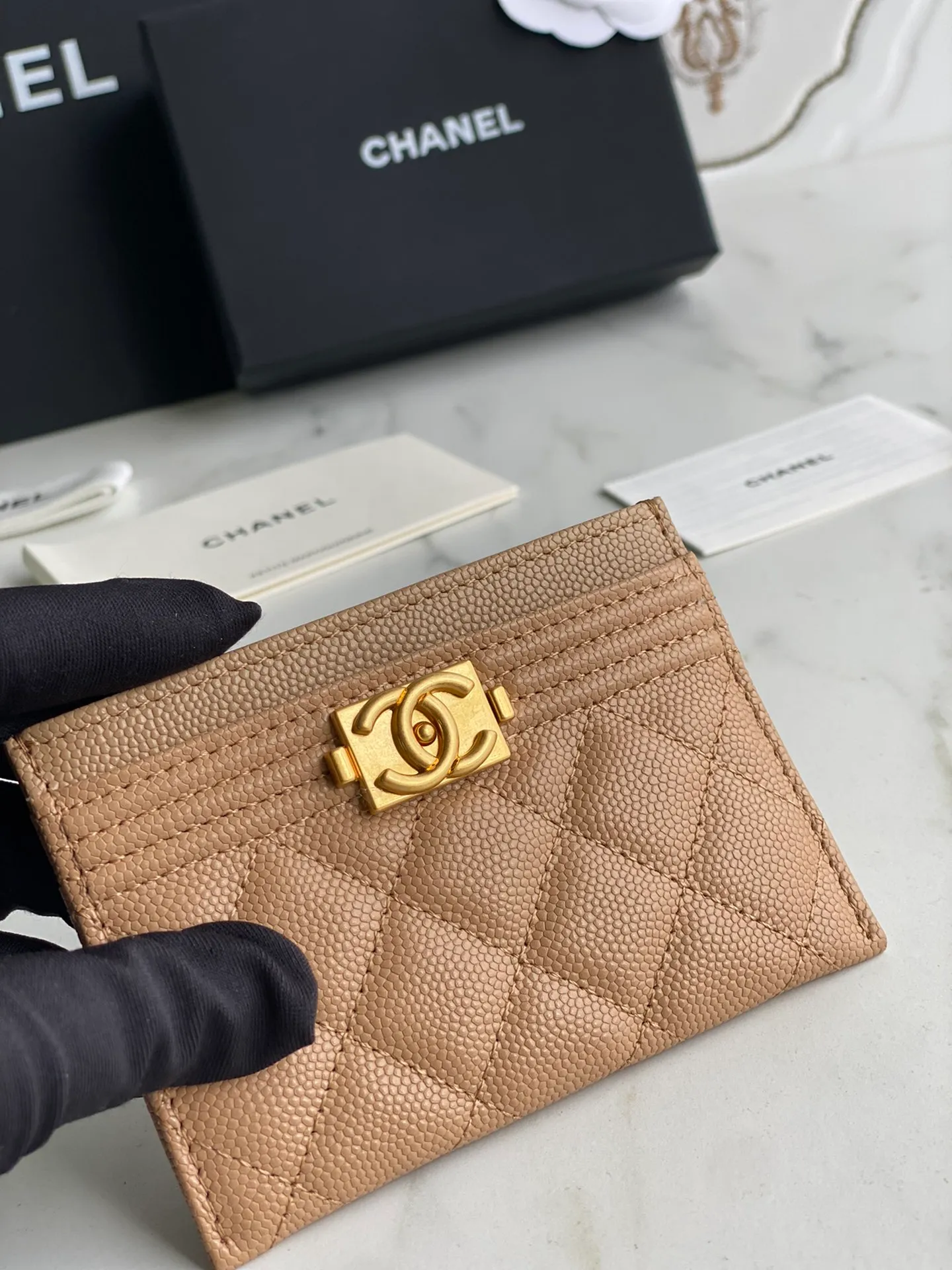 220💰[Original quality][With serial code] CHANEL’s new leboy card holder has arrived! The imported rhombus pattern is very attractive! The retro gilt buckle has an old-fashioned feel and is very fashionable and retro❤️This small card holder is very cost-effective and you can also put some change in the three card slots👍Model number: 84431 Size: 11×7.5×1cm