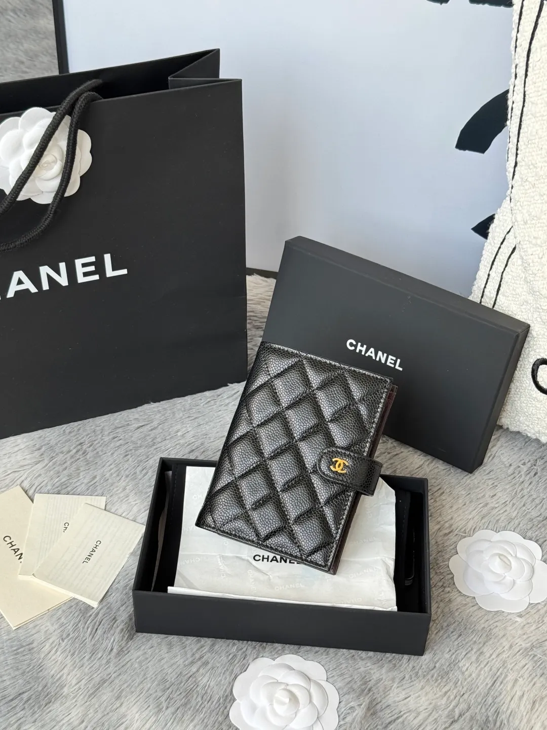 💰440💰4050 New product launched Passport wallet 2-in-1 passport holder that can hold cash, credit card and passport. CHANEL multi-function passport holder, original quality imported cowhide production, color as shown in the picture, exclusive real shot. This design may also enter the classic series in the future. Style number: AP6392 Size: 15*10*3cm.