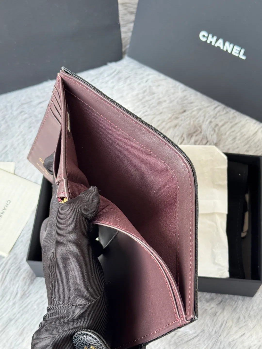 💰440💰4050 New product launched Passport wallet 2-in-1 passport holder that can hold cash, credit card and passport. CHANEL multi-function passport holder, original quality imported cowhide production, color as shown in the picture, exclusive real shot. This design may also enter the classic series in the future. Style number: AP6392 Size: 15*10*3cm.