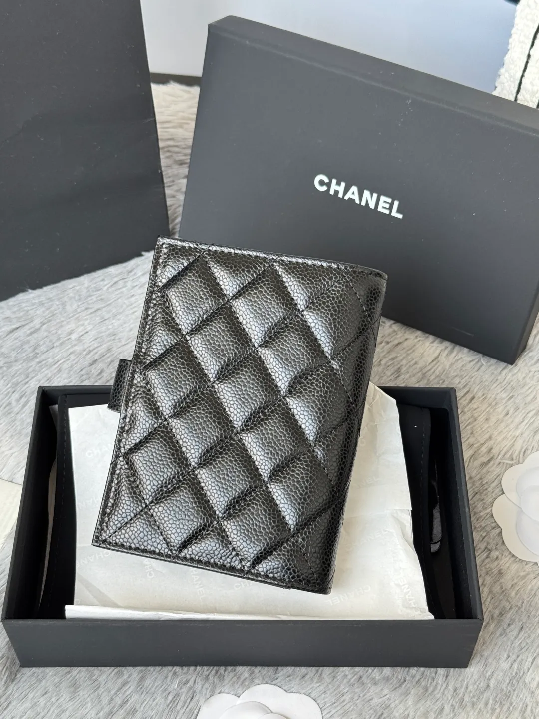 💰440💰4050 New product launched Passport wallet 2-in-1 passport holder that can hold cash, credit card and passport. CHANEL multi-function passport holder, original quality imported cowhide production, color as shown in the picture, exclusive real shot. This design may also enter the classic series in the future. Style number: AP6392 Size: 15*10*3cm.
