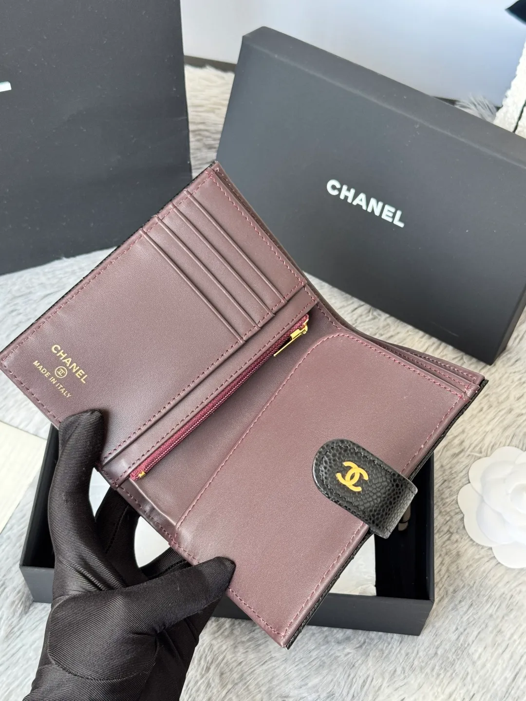 💰440💰4050 New product launched Passport wallet 2-in-1 passport holder that can hold cash, credit card and passport. CHANEL multi-function passport holder, original quality imported cowhide production, color as shown in the picture, exclusive real shot. This design may also enter the classic series in the future. Style number: AP6392 Size: 15*10*3cm.