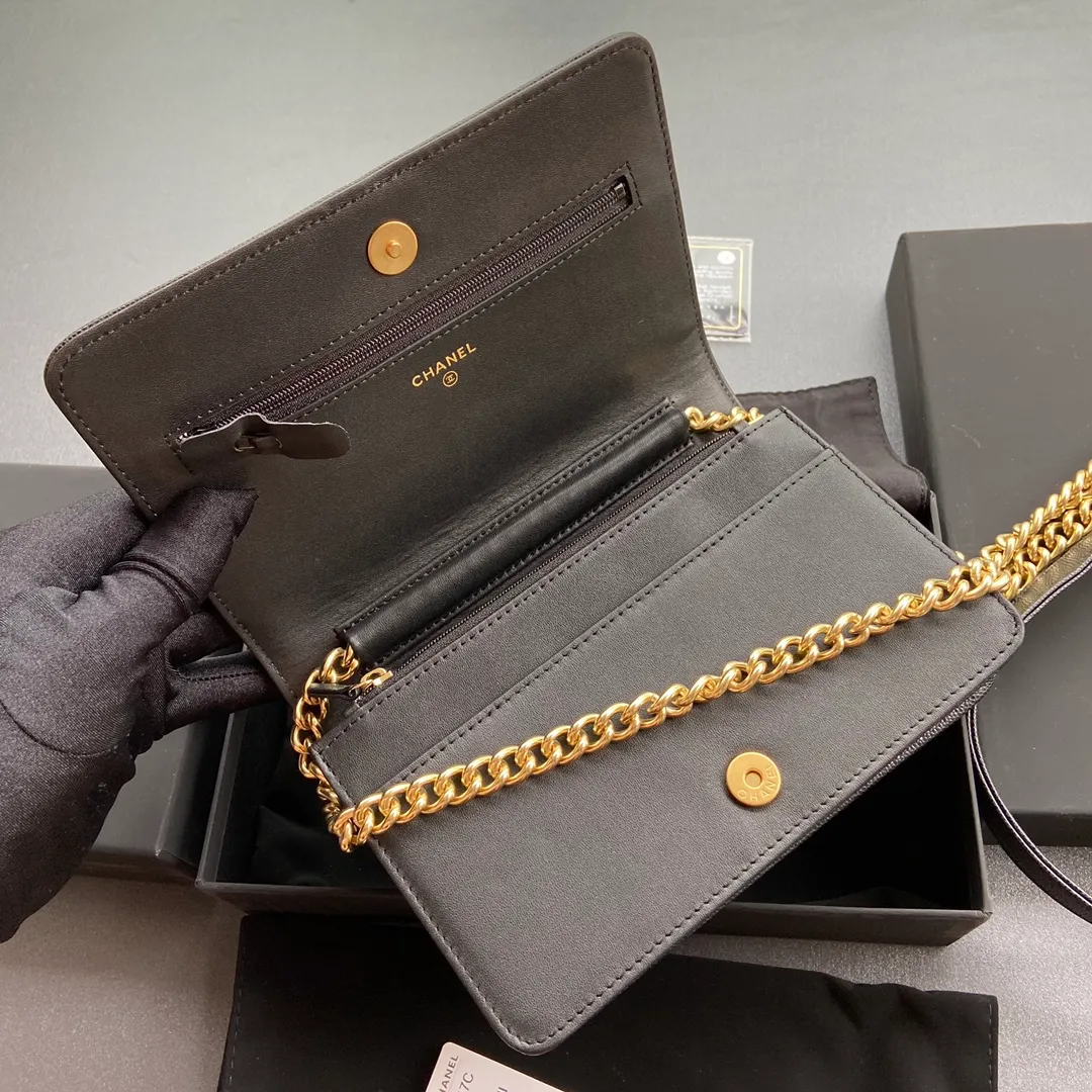 Woc series 𝑺𝒊𝒛𝒆: 19.5cm 💌Fashion and classic are integrated, never out of date. Leather: Original imported black fine ball grain cowhide Hardware: All steel gilt Size: w19.5×h13×d3.5 Model: 81969 P860