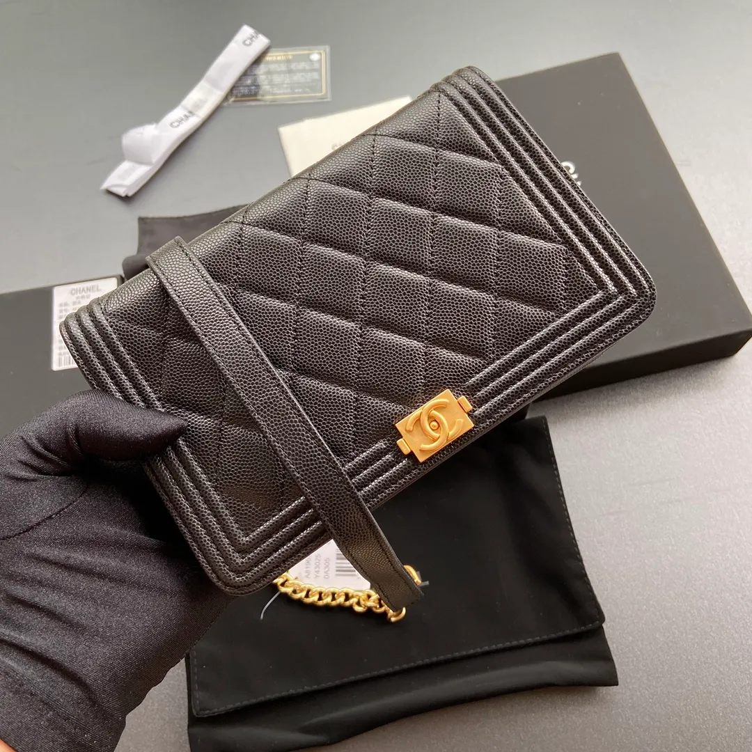 Woc series 𝑺𝒊𝒛𝒆: 19.5cm 💌Fashion and classic are integrated, never out of date. Leather: Original imported black fine ball grain cowhide Hardware: All steel gilt Size: w19.5×h13×d3.5 Model: 81969 P860