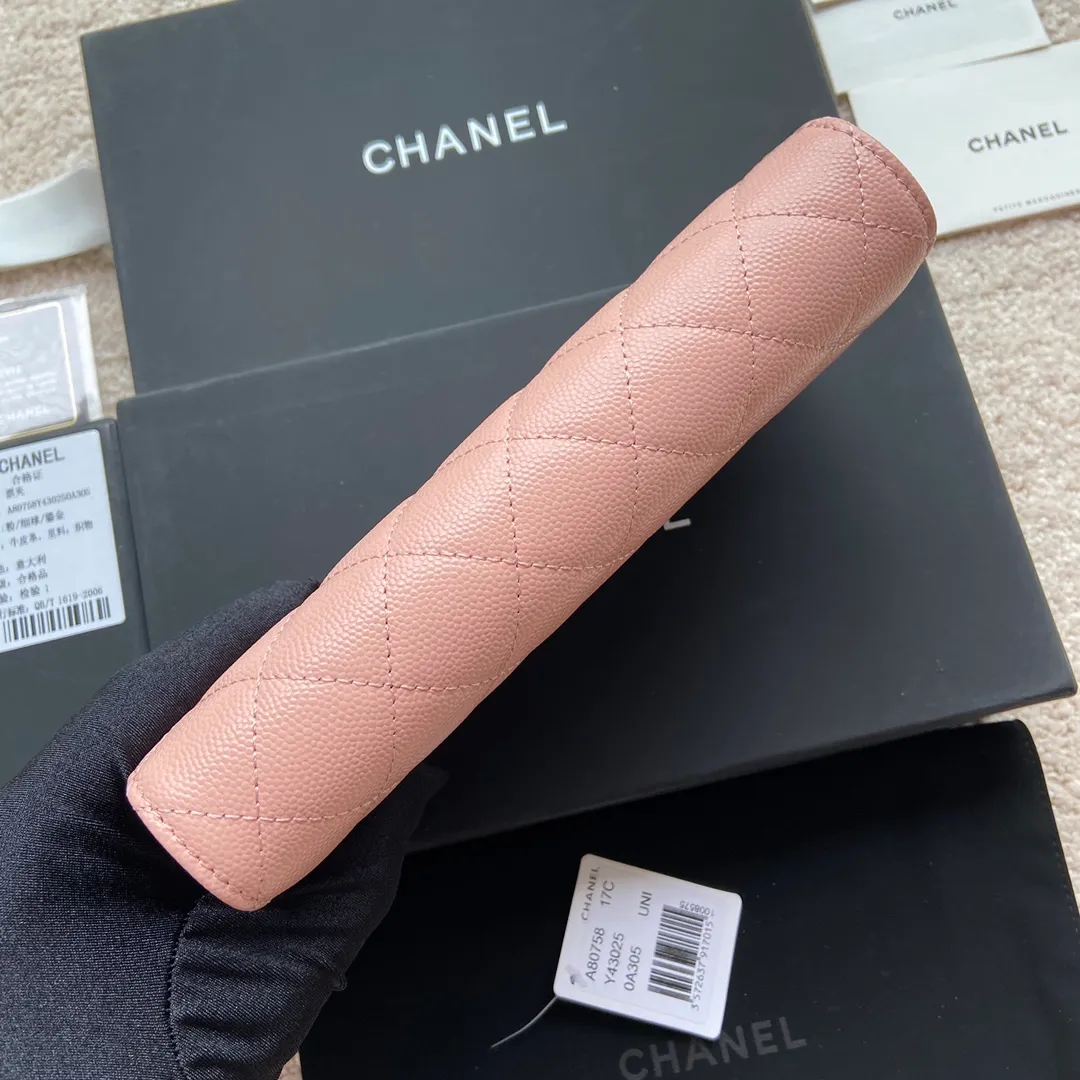 Xiaoxiang imported Italian grained calfskin Item number: A80758 Price: 460 Size: w19×h10.5×3cm Color: Pink fine ball grain leather Gold steel mark