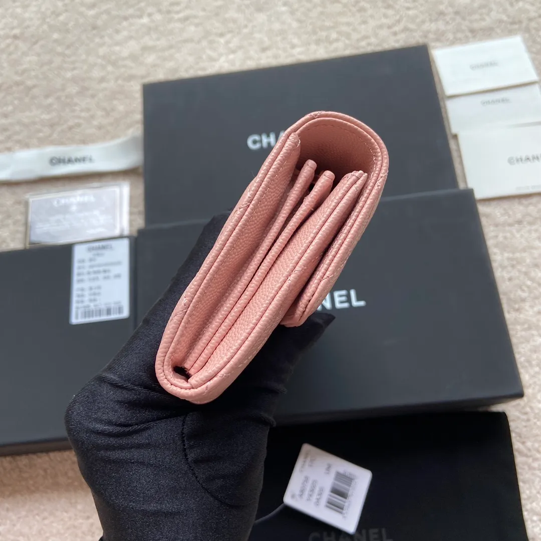 Xiaoxiang imported Italian grained calfskin Item number: A80758 Price: 460 Size: w19×h10.5×3cm Color: Pink fine ball grain leather Gold steel mark