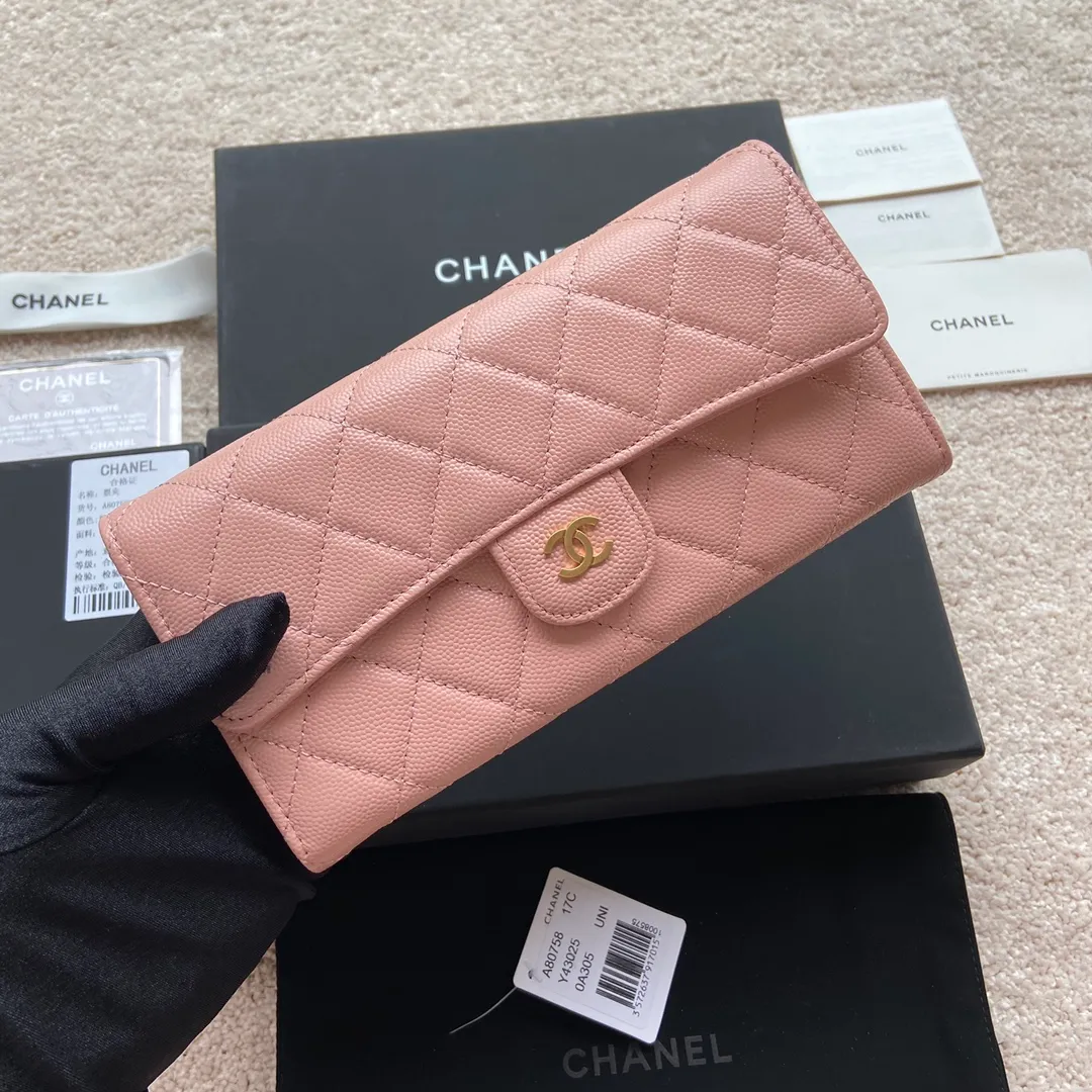 Xiaoxiang imported Italian grained calfskin Item number: A80758 Price: 460 Size: w19×h10.5×3cm Color: Pink fine ball grain leather Gold steel mark