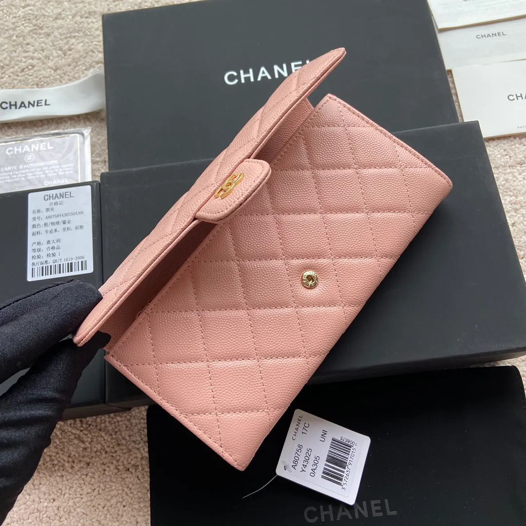 Xiaoxiang imported Italian grained calfskin Item number: A80758 Price: 460 Size: w19×h10.5×3cm Color: Pink fine ball grain leather Gold steel mark