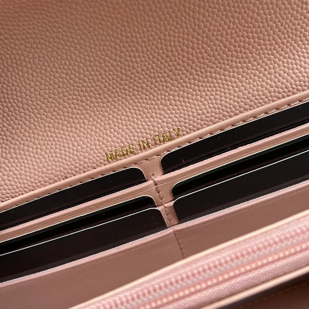 Xiaoxiang imported Italian grained calfskin Item number: A80758 Price: 460 Size: w19×h10.5×3cm Color: Pink fine ball grain leather Gold steel mark