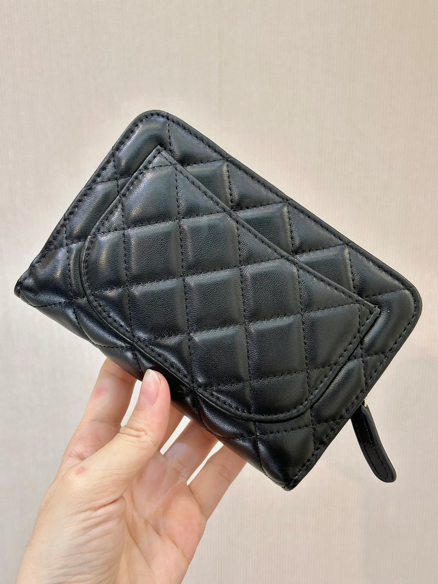 48667 Black Golden Sheep! 480💰 Although the lambskin material is more delicate, the lustrous and smooth leather feel is really hard not to be attracted by!