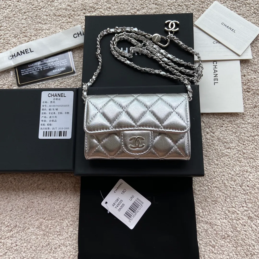 Xiaoxiang imported Italian sheepskin Item number: A81081 (chain small card holder) Price: 420 Size: w11×h7cm Color: silver sheepskin silver steel mark