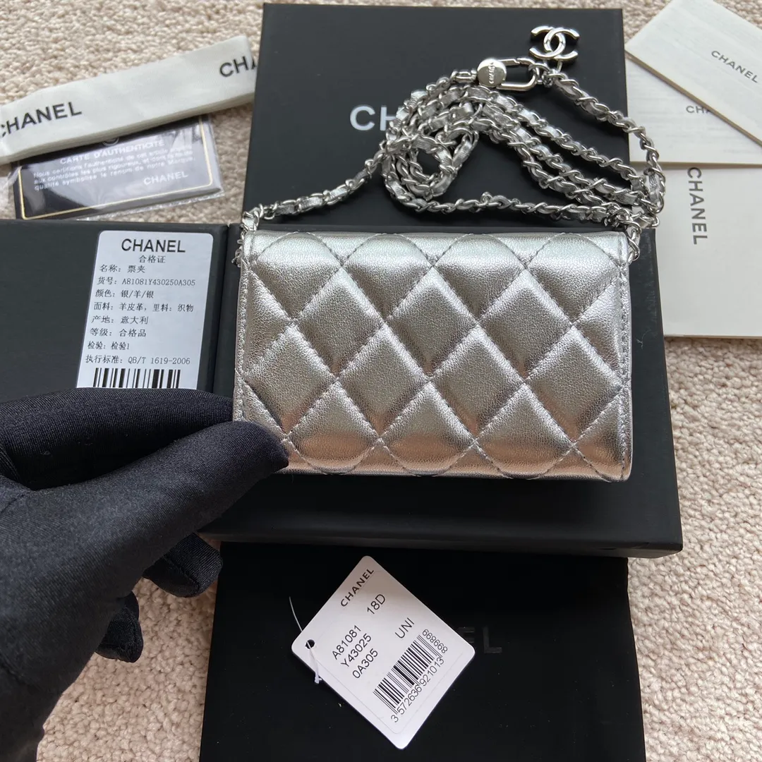 Xiaoxiang imported Italian sheepskin Item number: A81081 (chain small card holder) Price: 420 Size: w11×h7cm Color: silver sheepskin silver steel mark