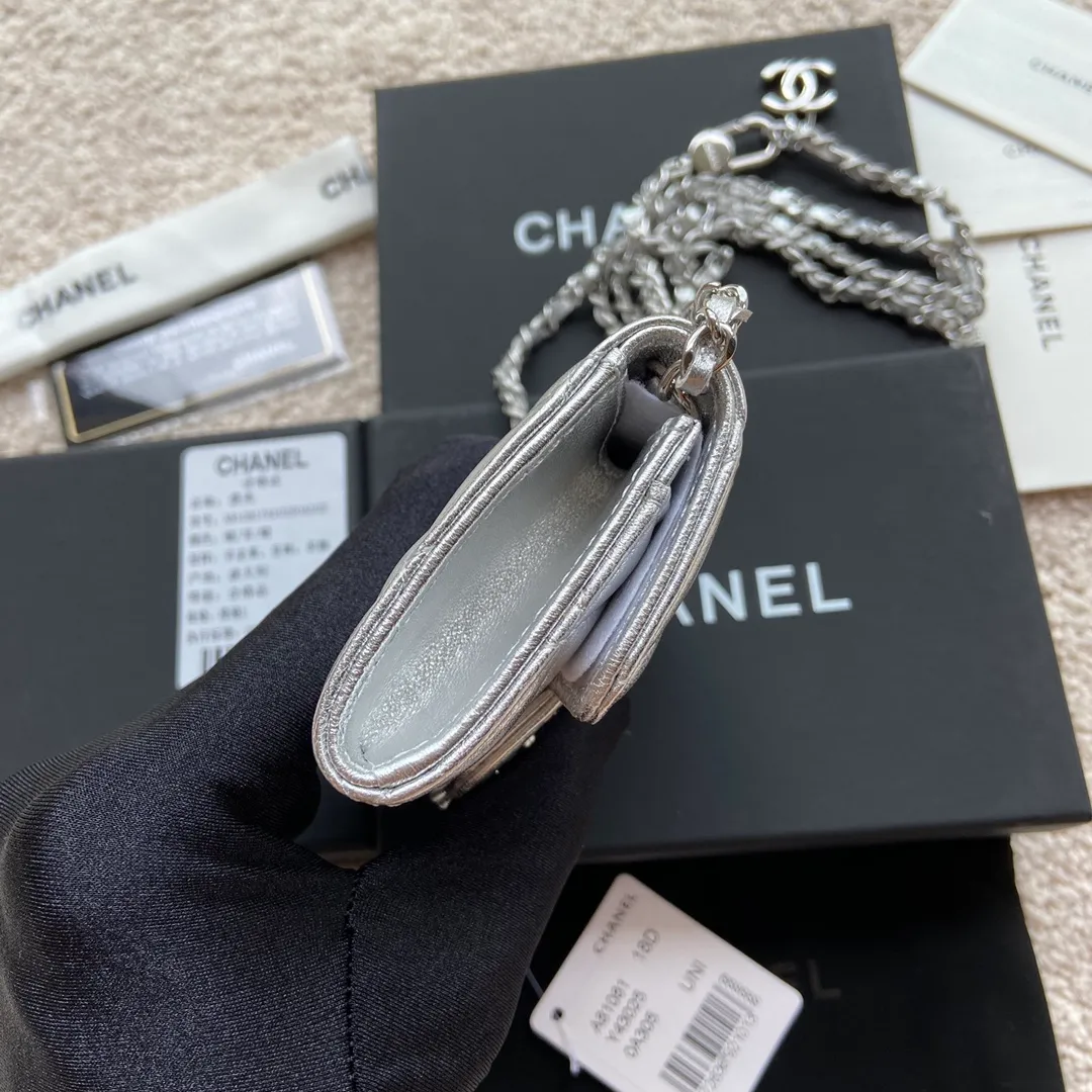Xiaoxiang imported Italian sheepskin Item number: A81081 (chain small card holder) Price: 420 Size: w11×h7cm Color: silver sheepskin silver steel mark