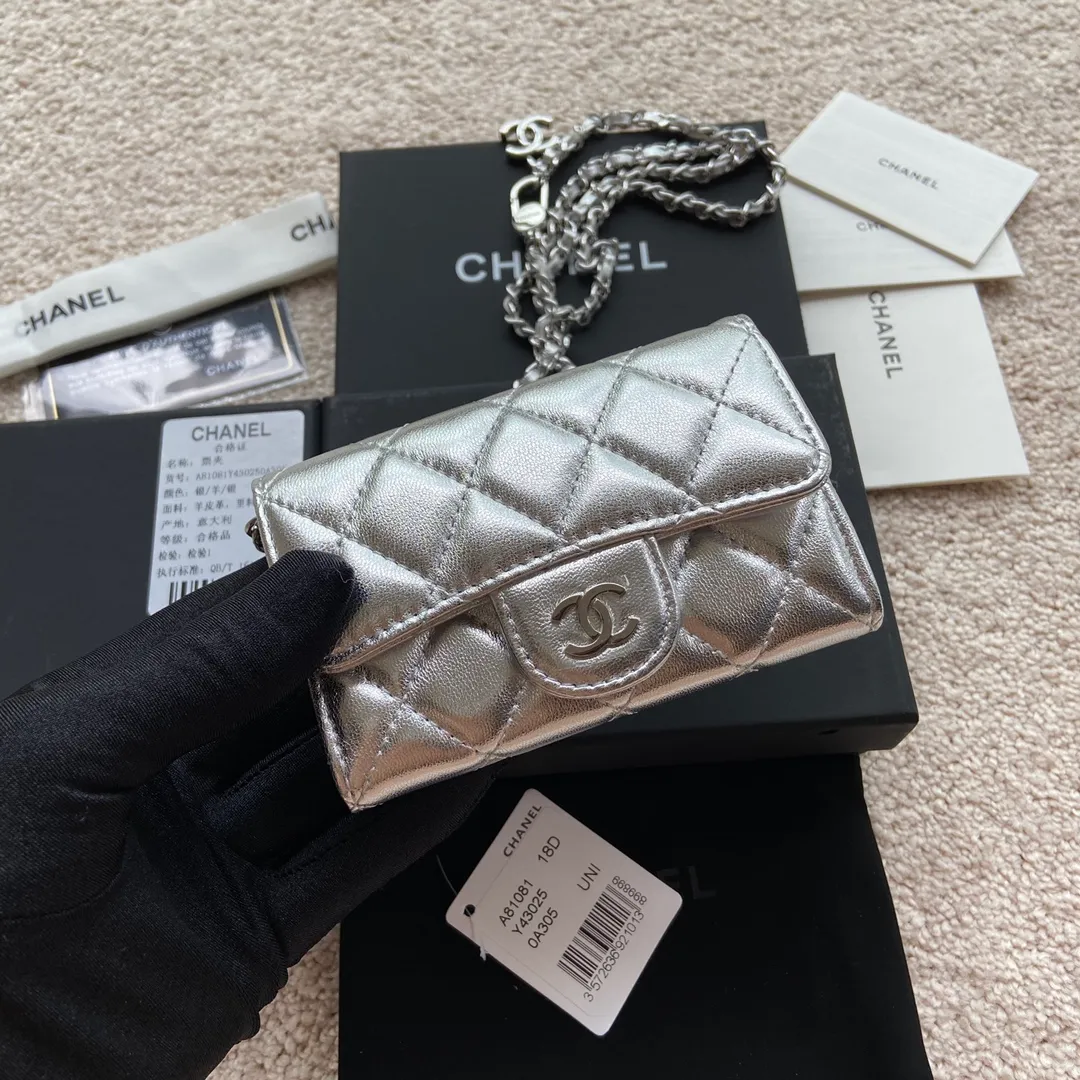 Xiaoxiang imported Italian sheepskin Item number: A81081 (chain small card holder) Price: 420 Size: w11×h7cm Color: silver sheepskin silver steel mark