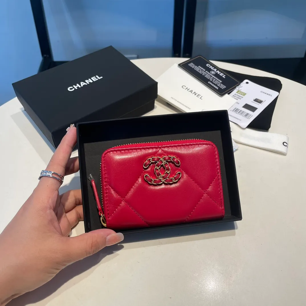 💰300😊 Upgraded version💋🆕 Ohanel new color🆕The latest zipper card holder, the texture of goatskin is invincible 😼The 19 series mainly promoted this season is the big rhombus, with a strong retro style👝Is there anyone who wants to buy each color🧸 The logo is eye-catching and unique, the goatskin has a light luster, and the temperament instantly ups and downs❣The fashionable style and style are also jointly created by Karl and Viard. The first series launched by the new artistic director will be a key recommendation of the brand from this year to next year, conveying the essence of the brand, with a full set of packaging 0945🍃size: 11.5*8cm