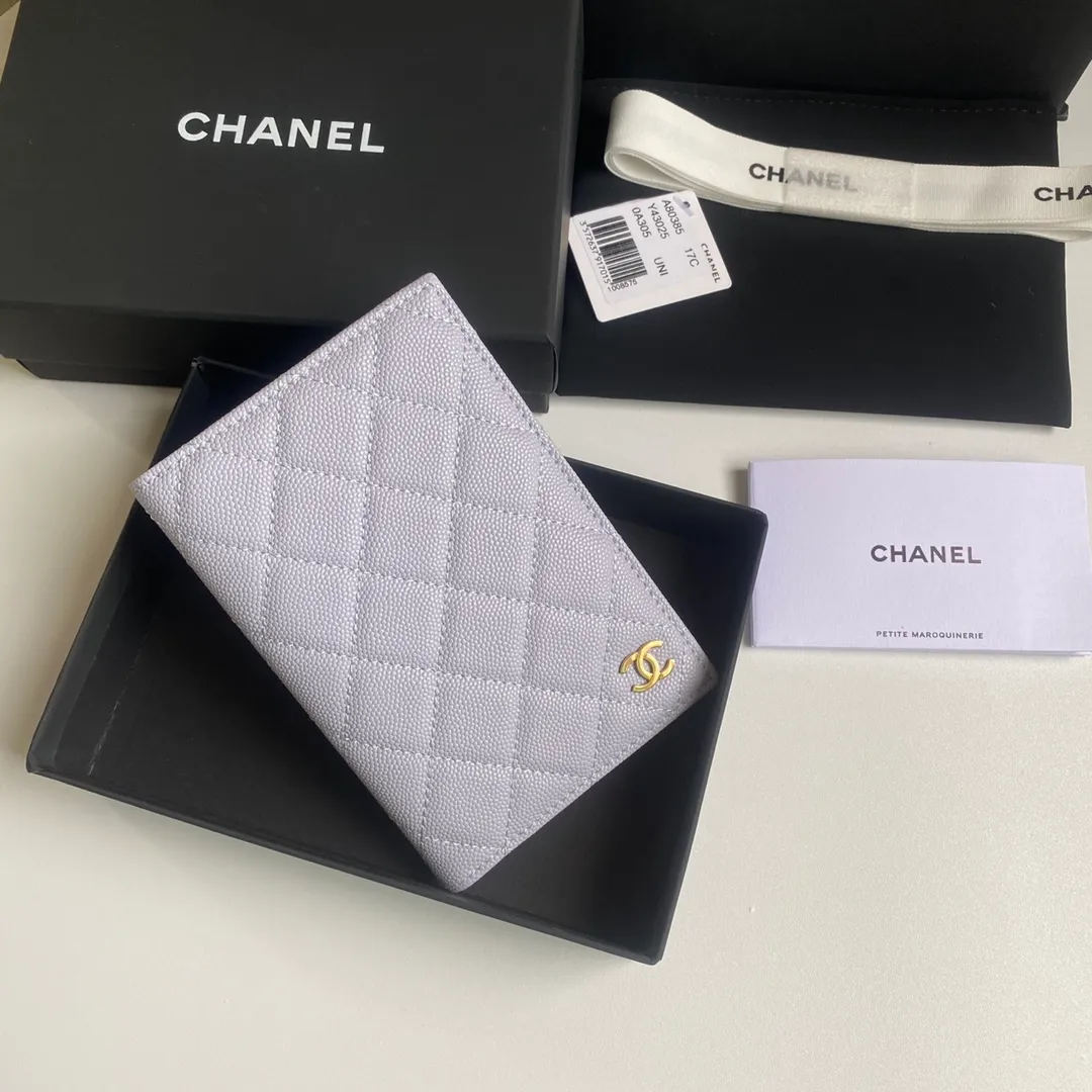 280💰 CHANEL Classic Passport Holder❤️Good news for friends who are traveling! This passport holder is made of imported first-layer grain embossed cowhide, with a burgundy first-layer trim finish on the inside! 4⃣️Card slots...very convenient and practical. Model No. 80385. Size 14.5×10.5×2cm