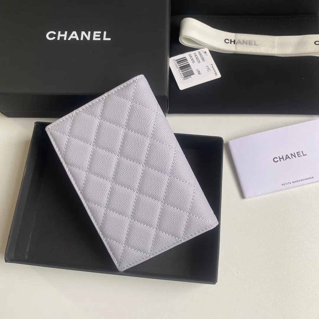 280💰 CHANEL Classic Passport Holder❤️Good news for friends who are traveling! This passport holder is made of imported first-layer grain embossed cowhide, with a burgundy first-layer trim finish on the inside! 4⃣️Card slots...very convenient and practical. Model No. 80385. Size 14.5×10.5×2cm