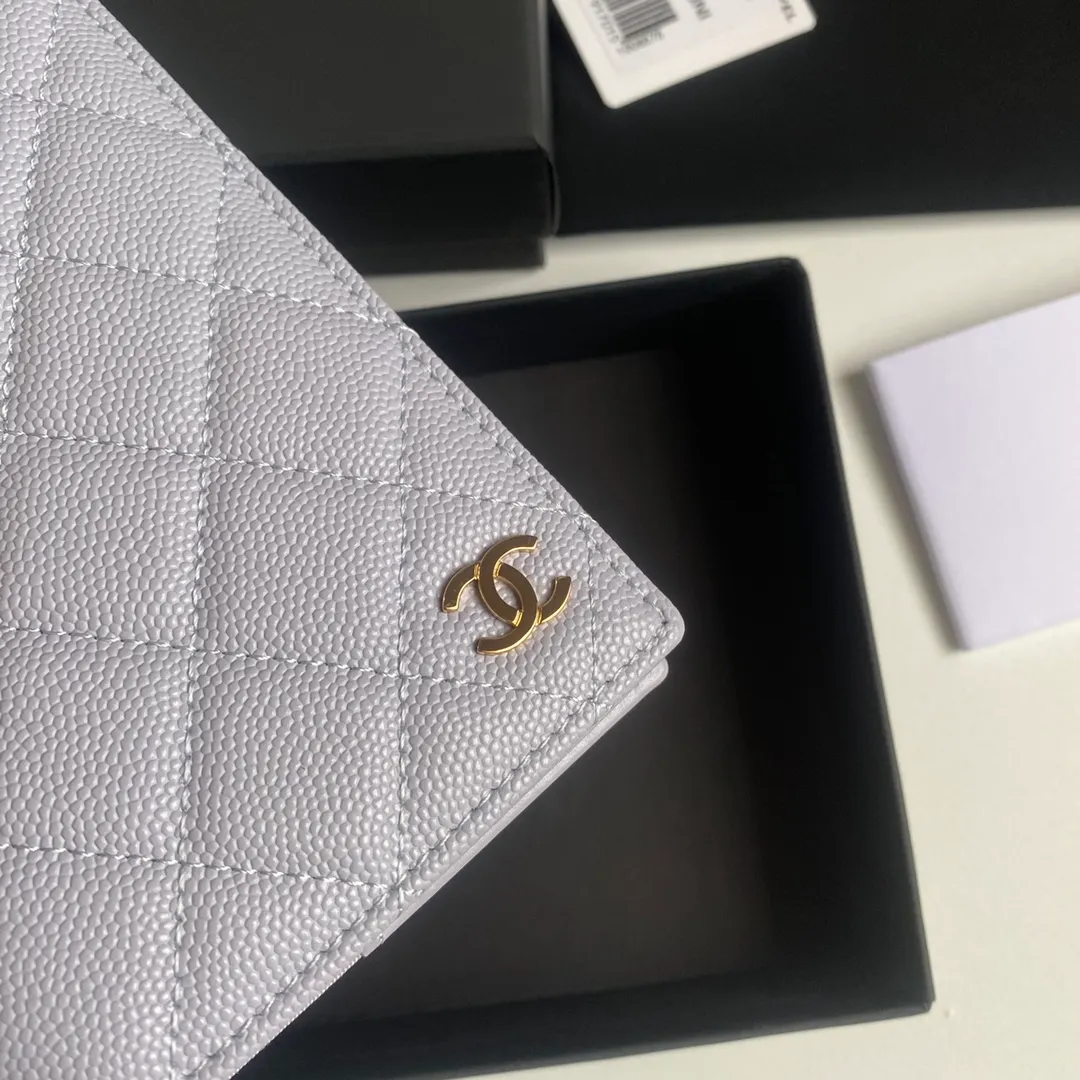 280💰 CHANEL Classic Passport Holder❤️Good news for friends who are traveling! This passport holder is made of imported first-layer grain embossed cowhide, with a burgundy first-layer trim finish on the inside! 4⃣️Card slots...very convenient and practical. Model No. 80385. Size 14.5×10.5×2cm