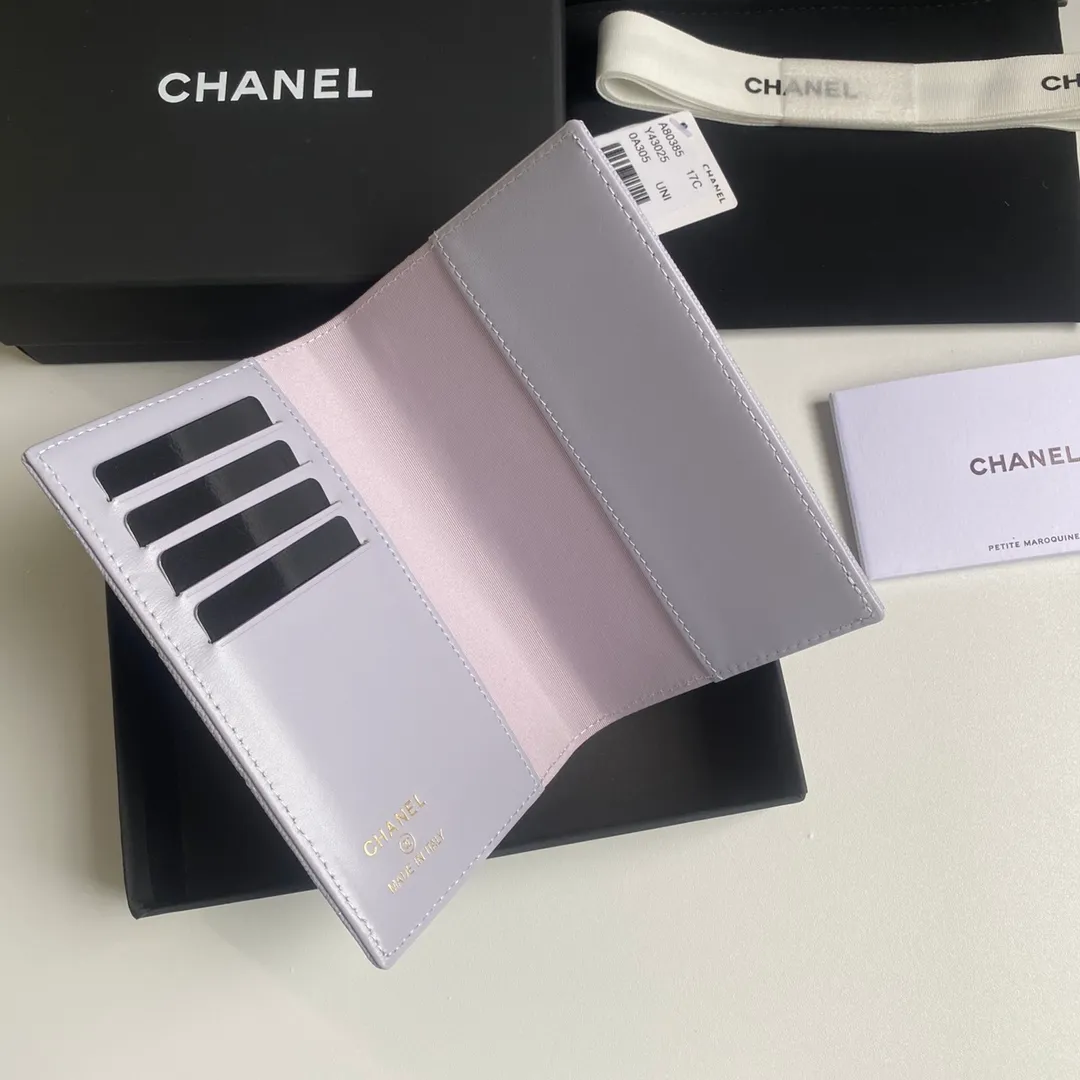 280💰 CHANEL Classic Passport Holder❤️Good news for friends who are traveling! This passport holder is made of imported first-layer grain embossed cowhide, with a burgundy first-layer trim finish on the inside! 4⃣️Card slots...very convenient and practical. Model No. 80385. Size 14.5×10.5×2cm